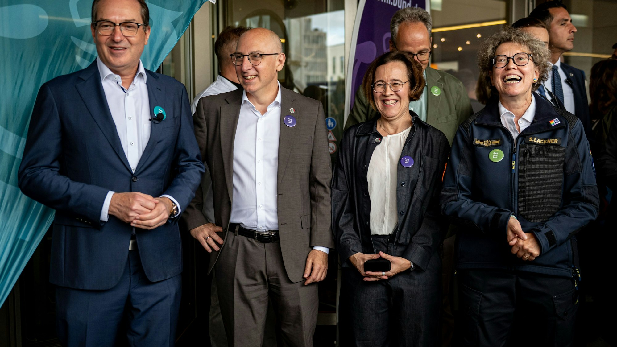 ARCHIV - 23.08.2025, Berlin: Alexander Dobrindt (CSU,l-r), Bundesinnenminister, feiert mit Sinan Selen, Vizepräsident des Verfassungsschutz, Silke Willems, Vizepräsidentin des Verfassungsschutz, und Sabine Lackner, Präsidentin des Technischen Hilfswerk (THW), am Tag der offenen Tür der neuen Bundesregierung im Bundesinnenministerium mit einem Kuchen 75 Jahre THW und BfV. An dem Wochenende besteht die Gelegenheit, einen Blick hinter die Kulissen der Politik zu werfen und sich über die Arbeit der Bundesregierung zu informieren. (zu dpa: «Vize-Präsident Selen wird neuer Chef des Verfassungsschutzes») Foto: Fabian Sommer/dpa +++ dpa-Bildfunk +++