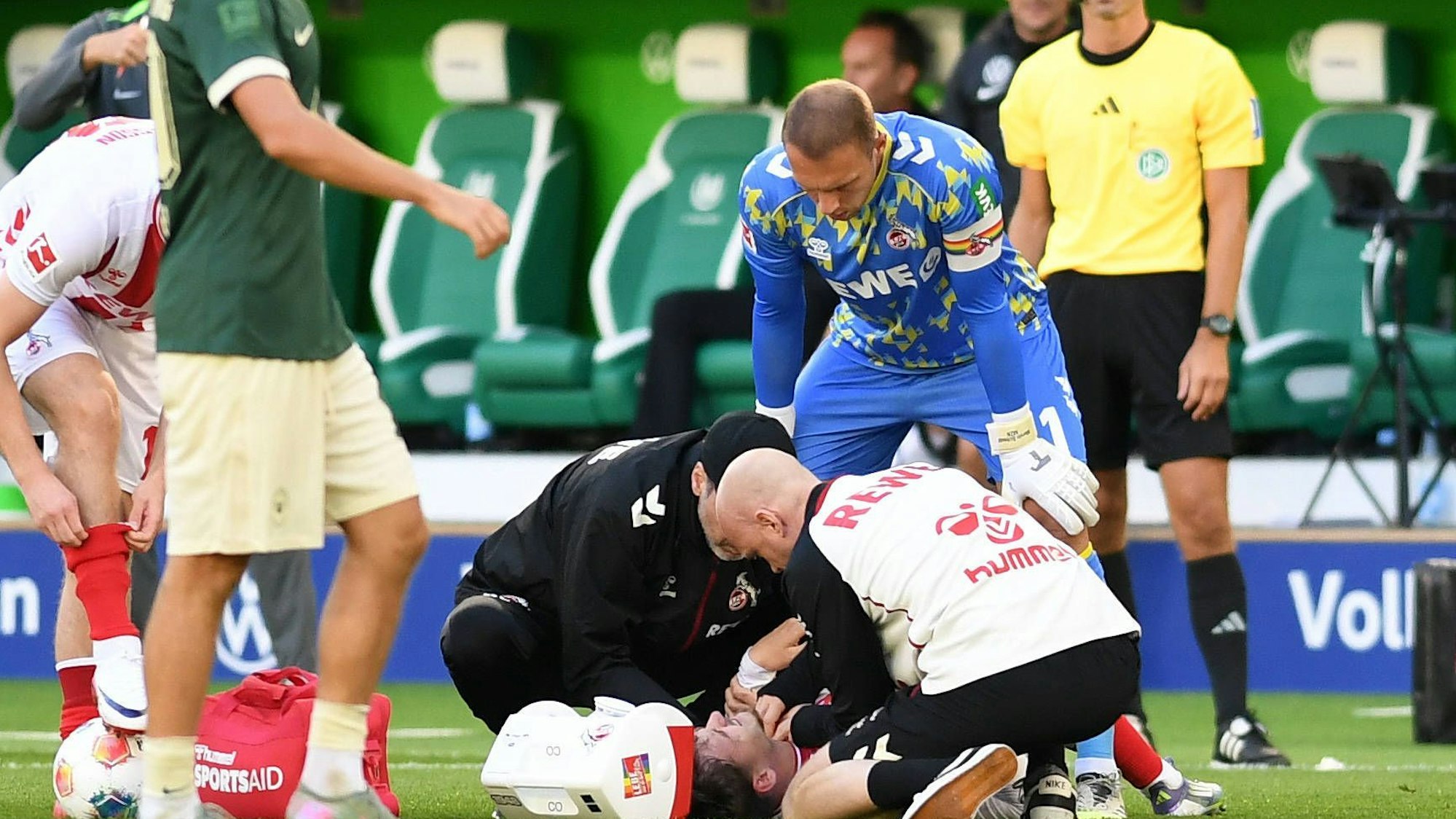 Rav van den Berg wird auf dem Platz behandelt.