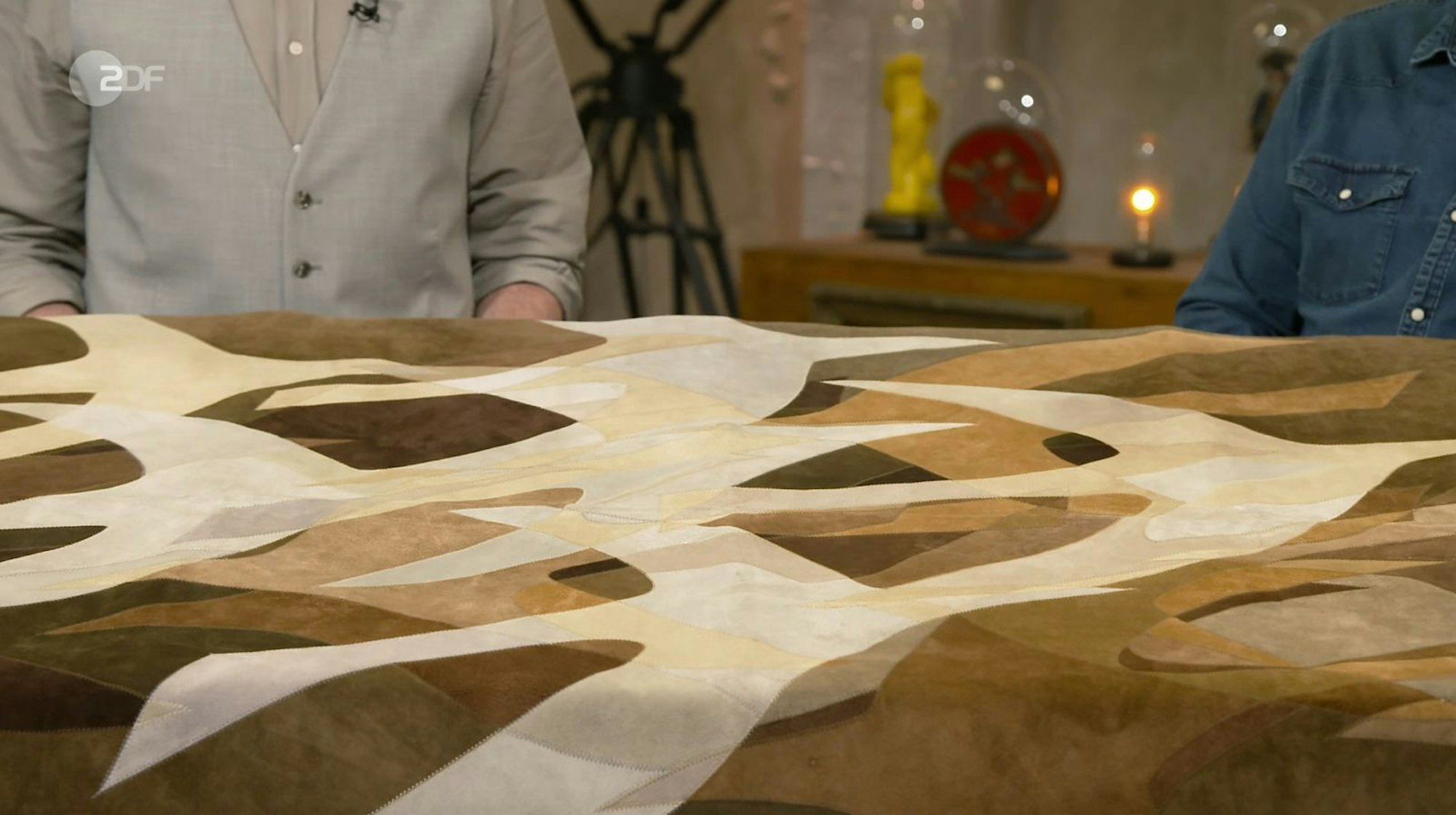 Bei dem Verkaufsobjekt handelte sich um einen Wandbehang aus Leder, genauer gesagt um ein Mosaïque de cuir, also ein Leder-Mosaik. (Bild: ZDF)