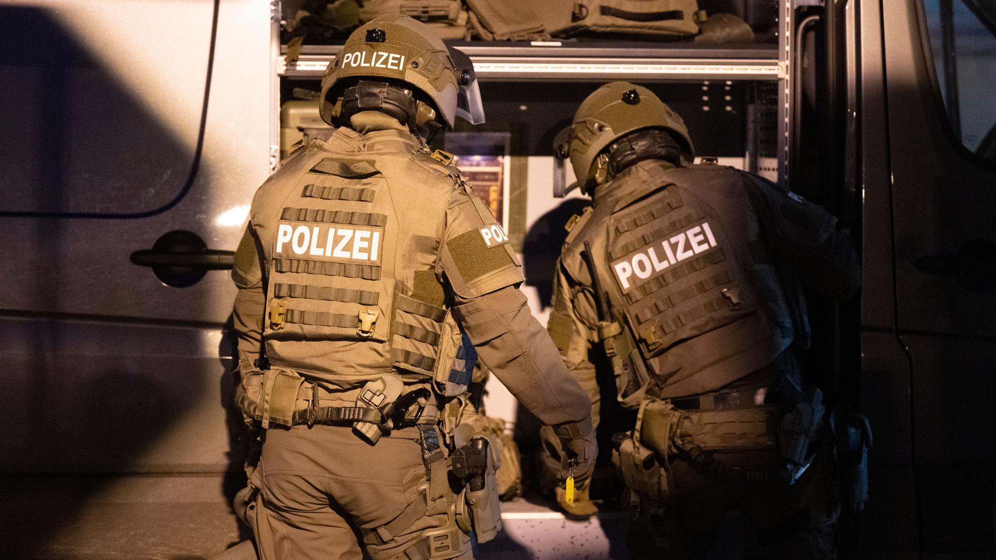 Beamte eines Spezialeinsatzkommandos (SEK) halfen der Polizei bei den Einsätzen in in Bergheim.