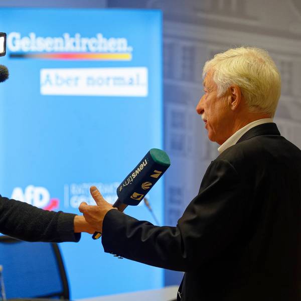 14.09.2025, Nordrhein-Westfalen, Gelsenkirchen: Norbert Emmerich (AfD, r), Kandidat für das Amt des Oberbürgermeisters in Gelsenkirchen, gibt am Wahlabend ein Interview. In Nordrhein-Westfalen haben am Sonntag Kommunalwahlen stattgefunden. Foto: Henning Kaiser/dpa +++ dpa-Bildfunk +++