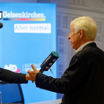 14.09.2025, Nordrhein-Westfalen, Gelsenkirchen: Norbert Emmerich (AfD, r), Kandidat für das Amt des Oberbürgermeisters in Gelsenkirchen, gibt am Wahlabend ein Interview. In Nordrhein-Westfalen haben am Sonntag Kommunalwahlen stattgefunden. Foto: Henning Kaiser/dpa +++ dpa-Bildfunk +++