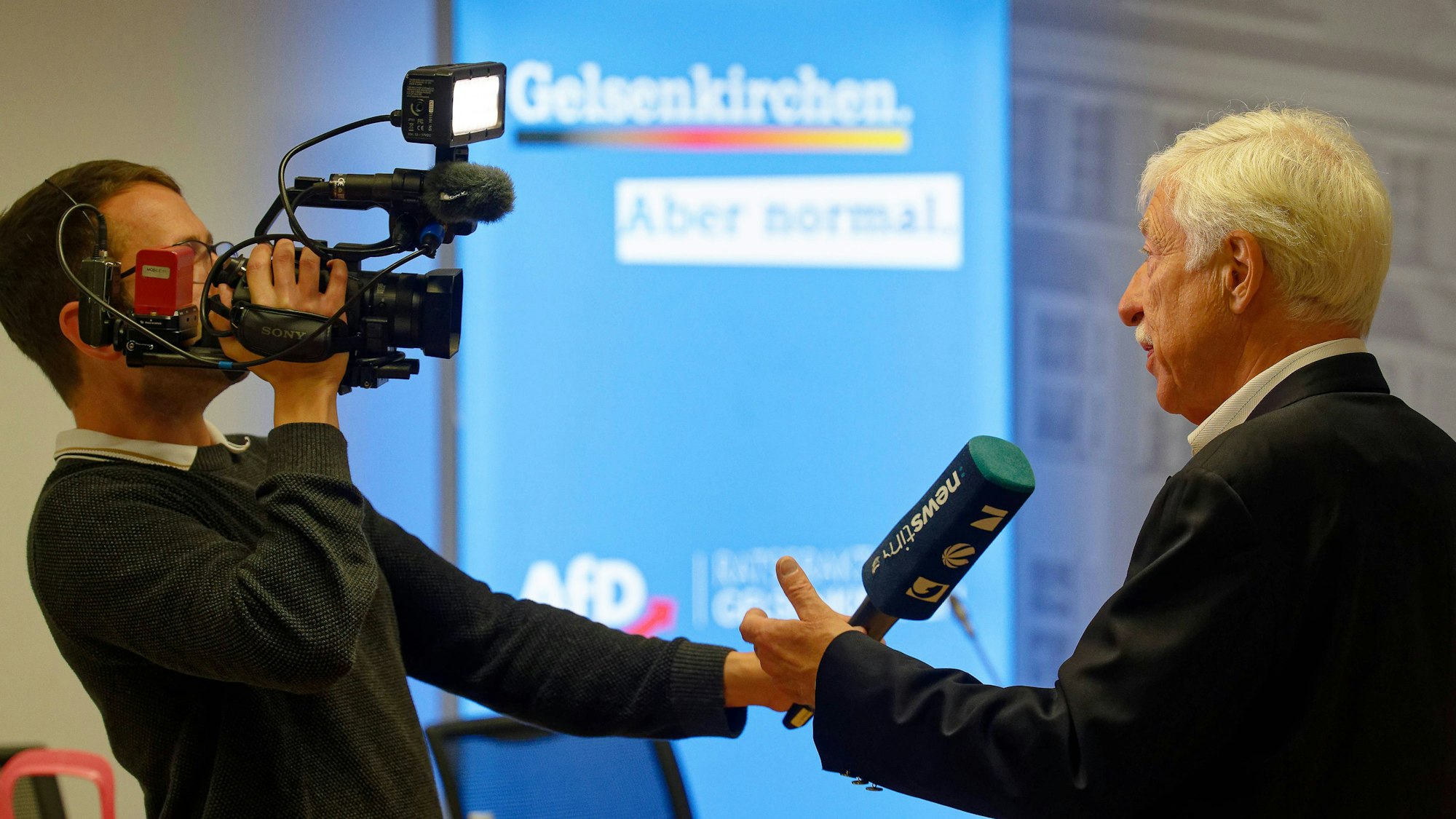 14.09.2025, Nordrhein-Westfalen, Gelsenkirchen: Norbert Emmerich (AfD, r), Kandidat für das Amt des Oberbürgermeisters in Gelsenkirchen, gibt am Wahlabend ein Interview. In Nordrhein-Westfalen haben am Sonntag Kommunalwahlen stattgefunden. Foto: Henning Kaiser/dpa +++ dpa-Bildfunk +++