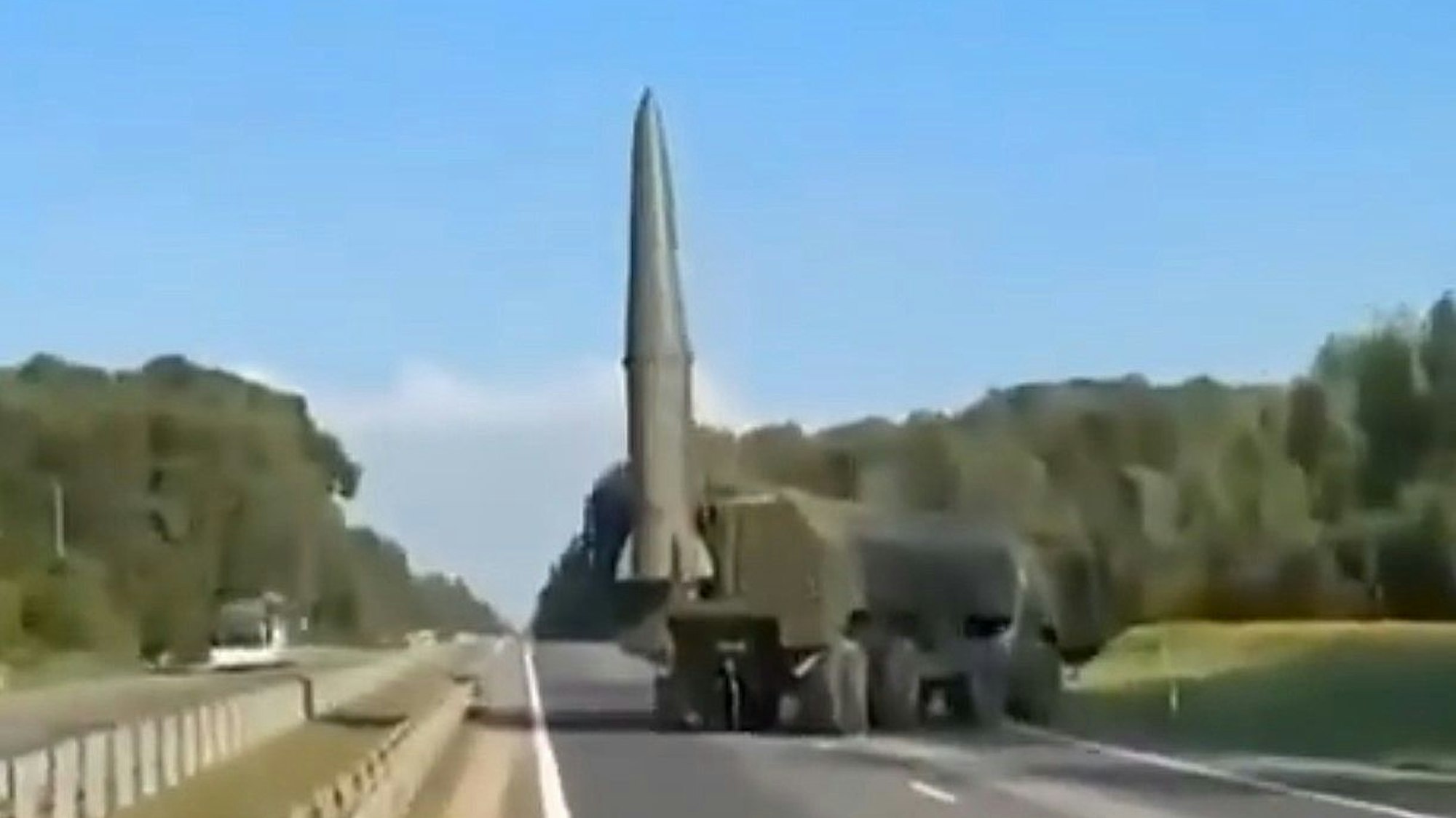 Ein Screenshot zeigt Aufnahmen von einem Iskander-Raketensystem, das am Samstag (13. September) im Rahmen des Zapad-Manövers in Kaliningrad aufgestellt wurde.