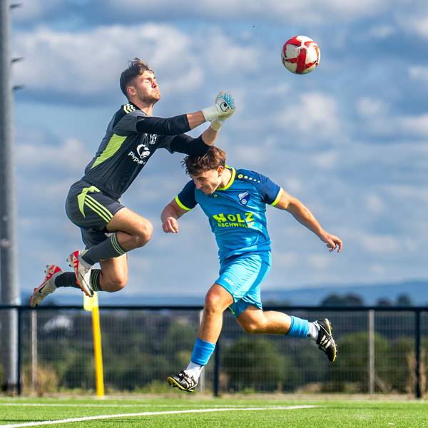 Das Bild zeigt Torhüter Jan Beyers, der mit den Fäusten einen Ball klärt.
