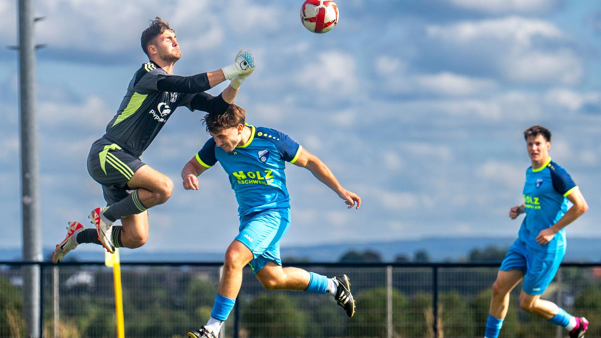 Das Bild zeigt Torhüter Jan Beyers, der mit den Fäusten einen Ball klärt.