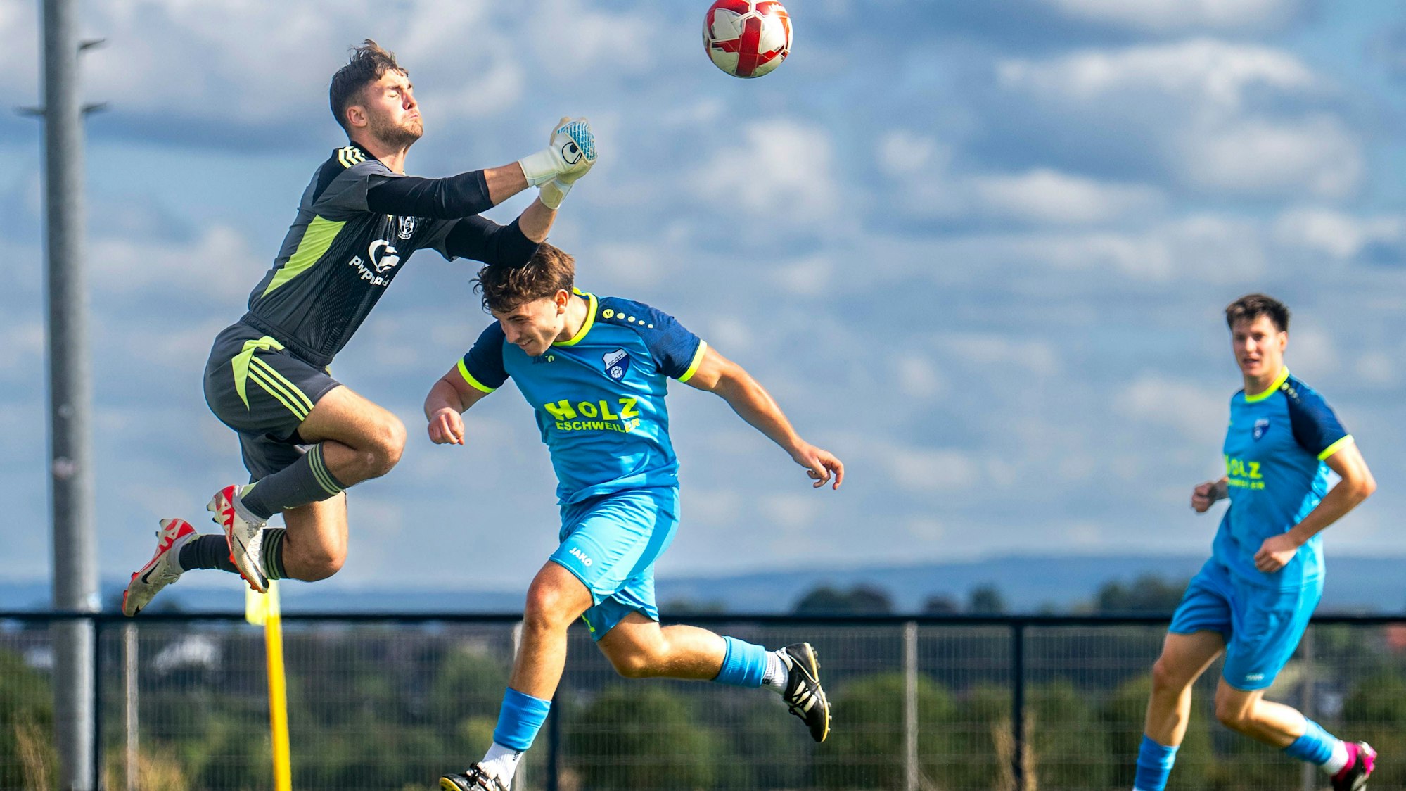 Das Bild zeigt Torhüter Jan Beyers, der mit den Fäusten einen Ball klärt.
