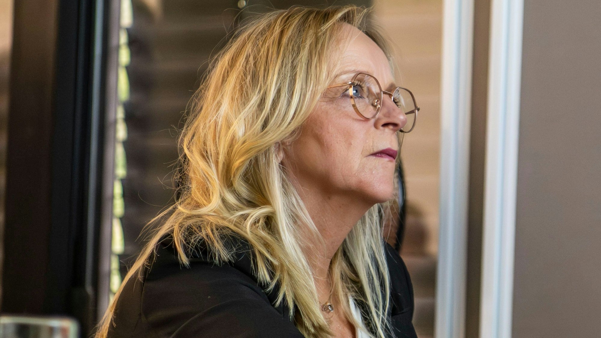 Das Bild zeigt Sabine Preiser-Marian, wie sie auf einen Bildschirm schaut. Ihr Blick geht aber mehr oder weniger ins Leere.