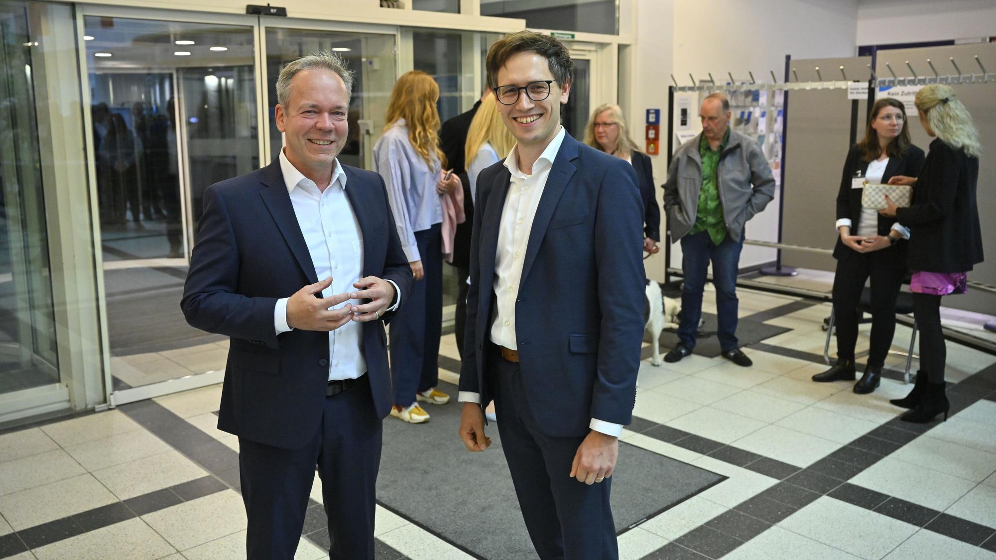 Klaus Grootens (CDU) und Sven Lichtmann (SPD) stehen nebeneinander.