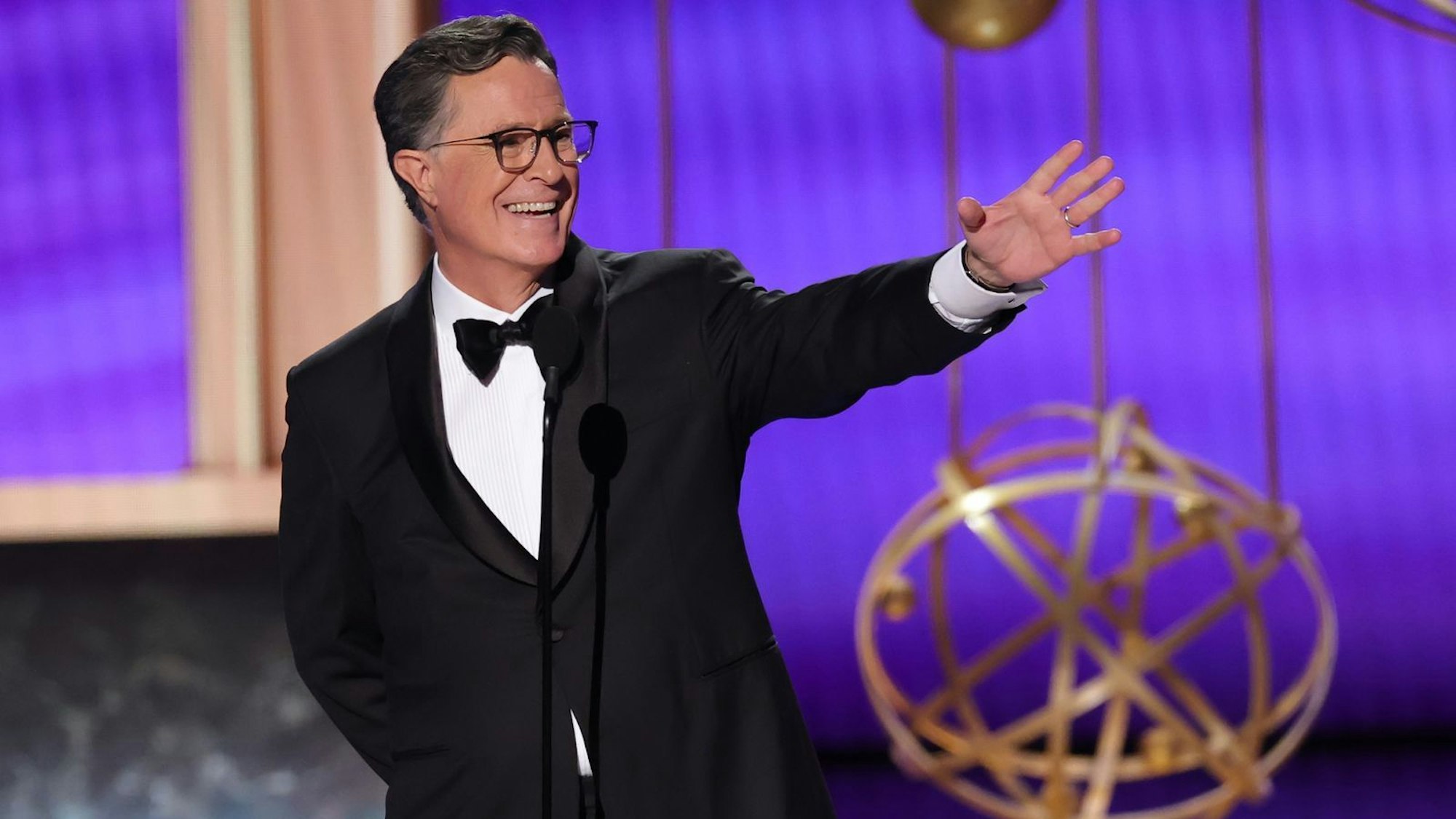 Stephen Colbert bekam zwei Monate nach seiner Absetzung, für die es möglicherweise einen politischen Hintergrund gab, eine Standing Ovation. (Bild: 2025 Getty Images/Kevin Winter)