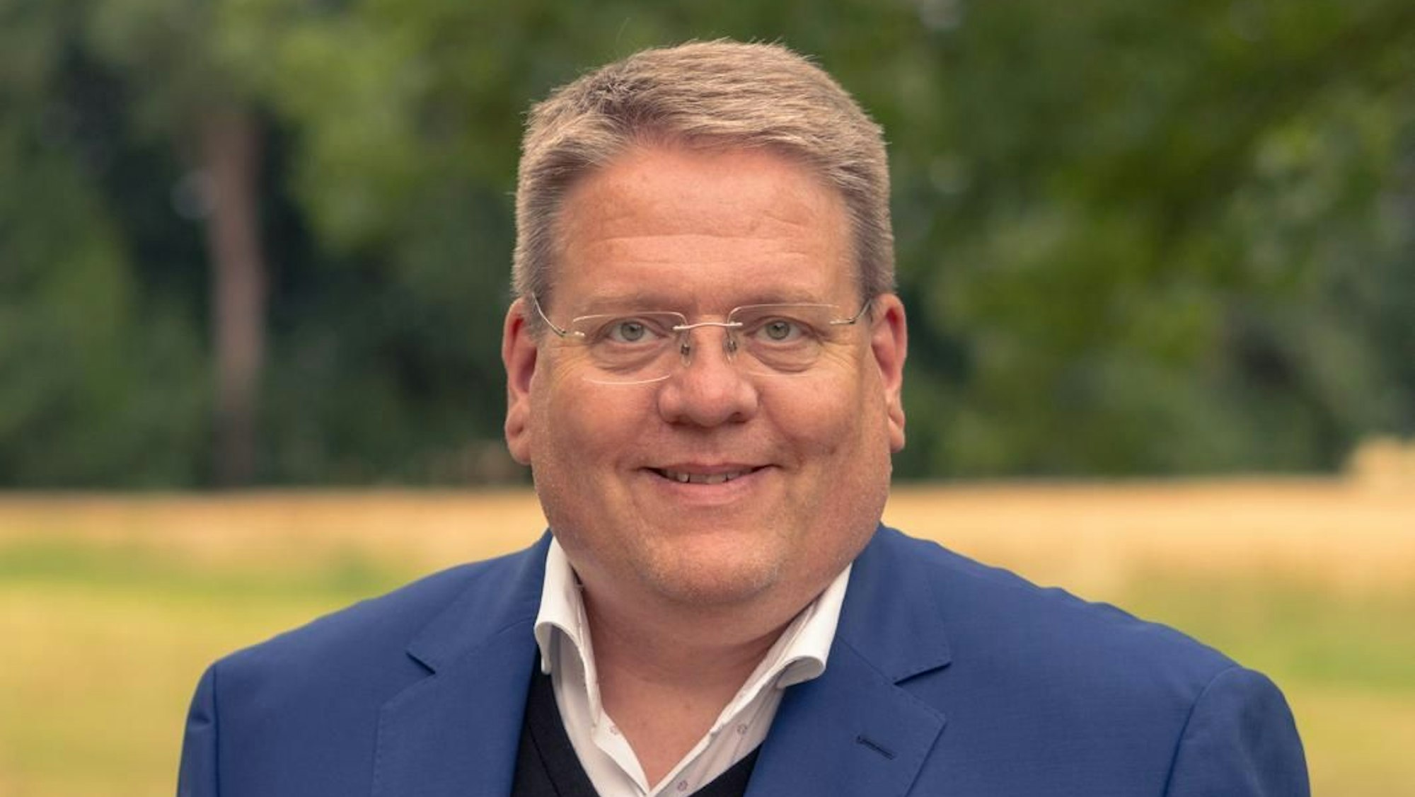 Der Bürgermeister von Stemwede, Kai Abruszat (FDP), steht vor einem Feld. Der Politiker tritt erneut bei der Wahl zum Bürgermeister von Stemwede an.