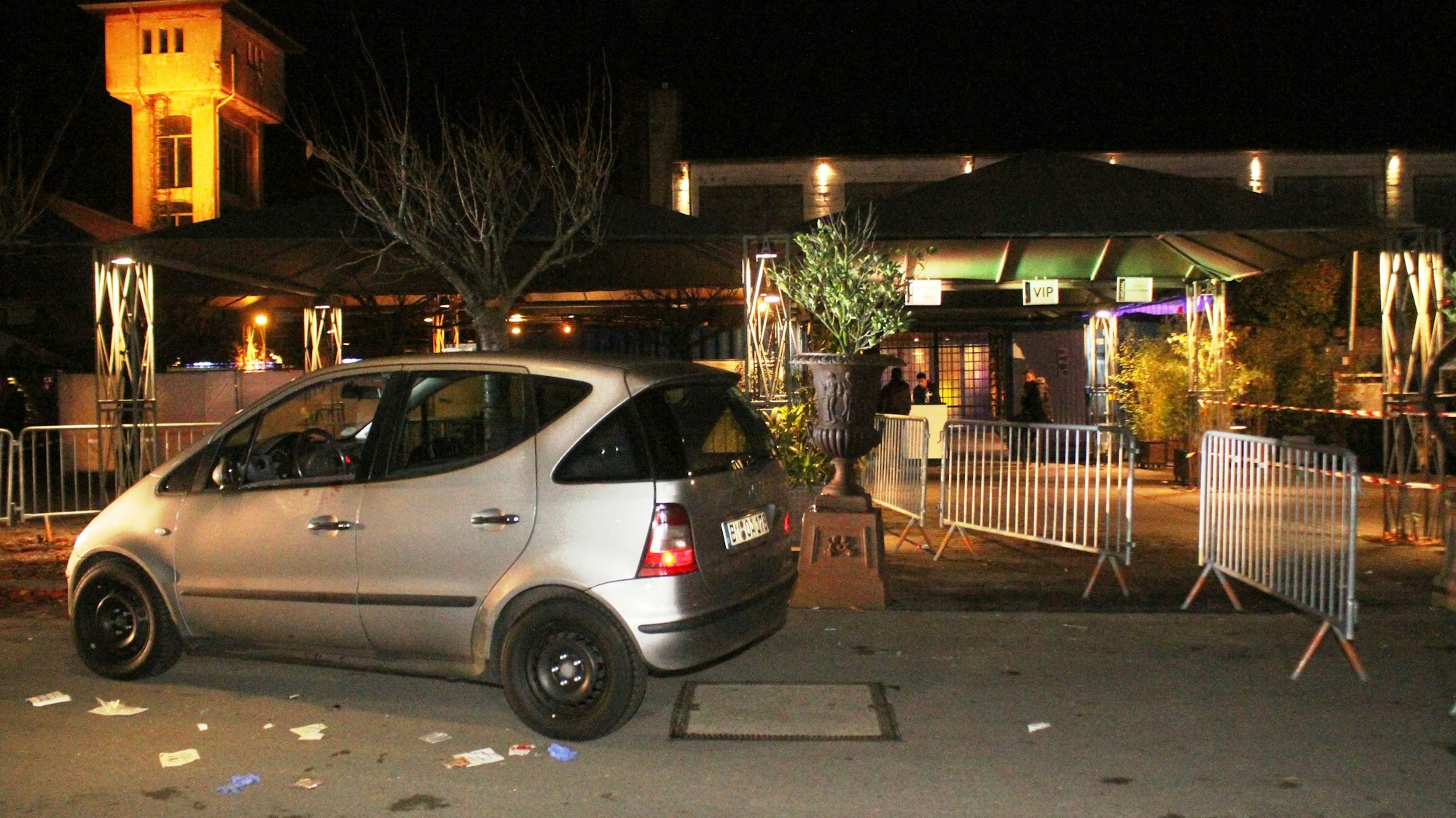 Auf den Fahrer dieses Mercedes wurde vor der Diskothek „Halle Tor 2“ geschossen.