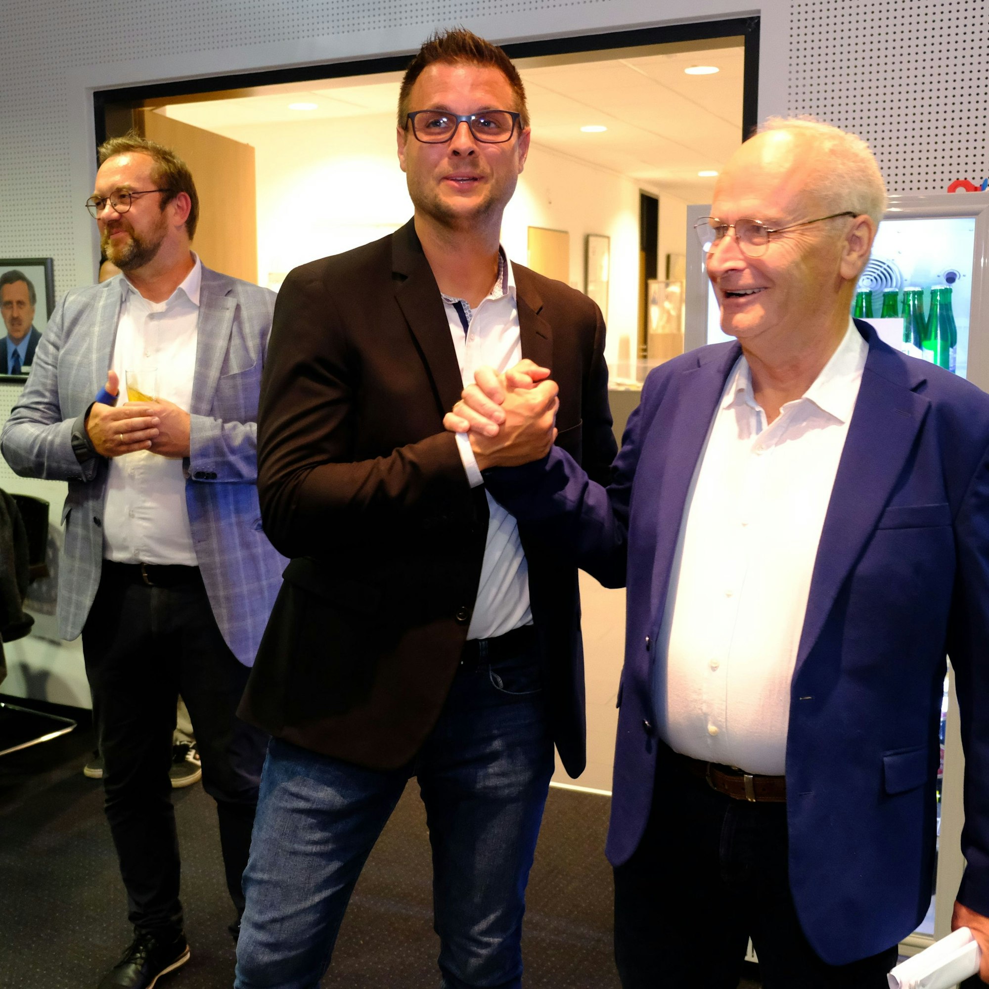 Michael Fingel (Mitte) schlägt in die Hand von Hans-Peter Schick (rechts) ein, links steht Thomas Hambach.