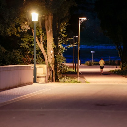 Eine Person beim Laufen in einem Park. Die Kölner Polizei sucht nach einem Mann, der im August 2024 eine Joggerin sexuell missbraucht hat. (Symbolbild)
