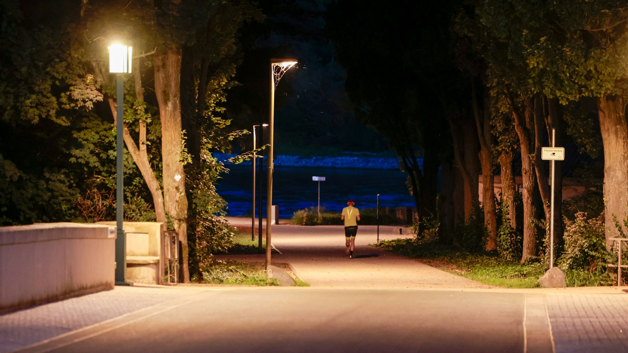 Eine Person beim Laufen in einem Park. Die Kölner Polizei sucht nach einem Mann, der im August 2024 eine Joggerin sexuell missbraucht hat. (Symbolbild)