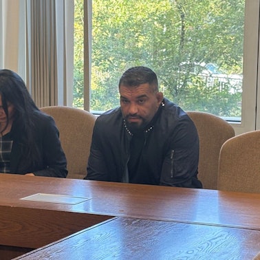 MMA-Kämpfer Hatef Moeil mit seiner Anwältin Pantea Farahzadi im Kölner Landgericht