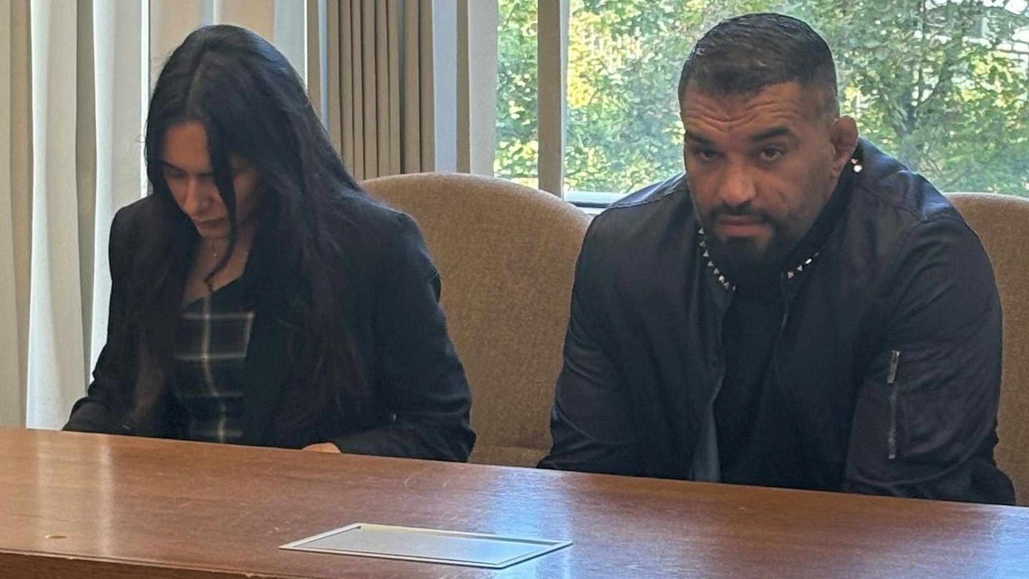 MMA-Kämpfer Hatef Moeil mit seiner Anwältin Pantea Farahzadi im Kölner Landgericht