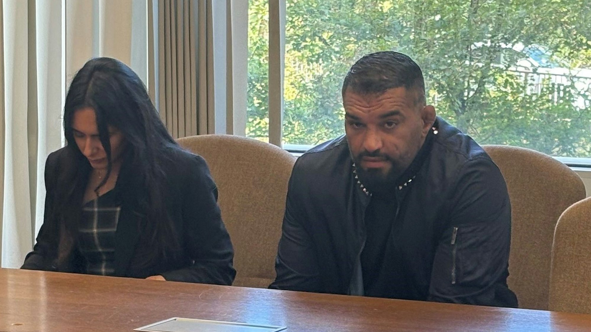 MMA-Kämpfer Hatef Moeil mit seiner Anwältin Pantea Farahzadi im Kölner Landgericht