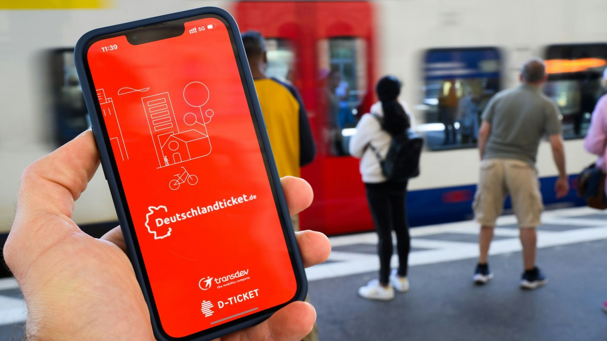 Wer ein Deutschlandticket haben möchte, wird ab dem kommenden Jahr tiefer in die Tasche greifen müssen. (Symbolbild)