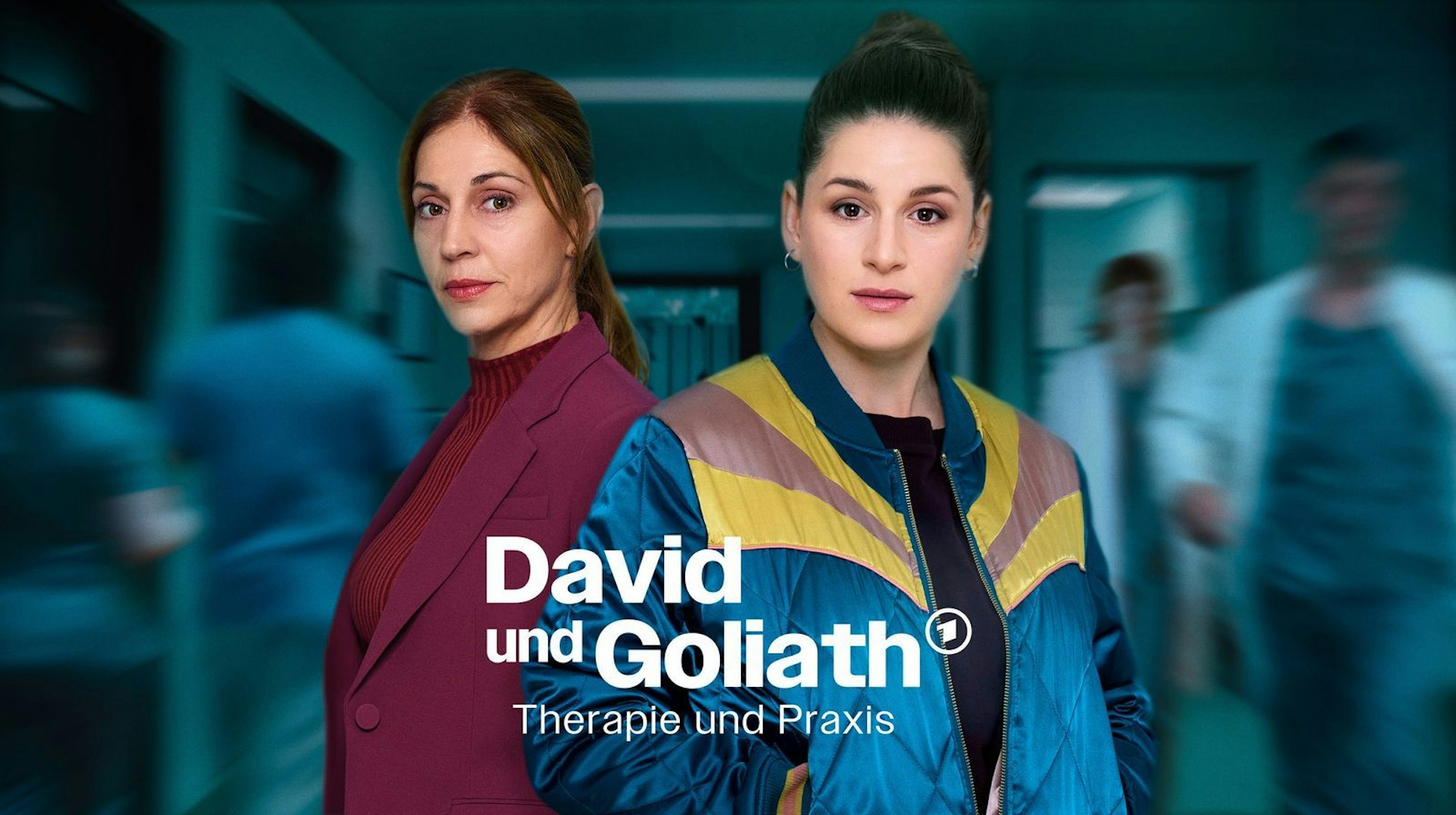 „David und Goliath“ ist eine Reihe, die auf starke Frauenfiguren setzt“: Psychotherapeutin Dina Schwarz (Lou Strenger, rechts) muss sich unter den strengen Blicken von Klinikchefin Dr. Veronika Jelinek (Ulrike C. Tscharre) als psychosoziale Beraterun des medizinischen Personals beweisen. (Bild: WDR/Martin Rottenkolber)