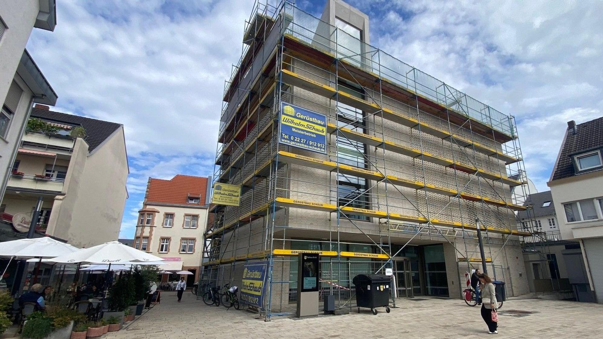 Zu sehen ist das Brühler Rathaus.
