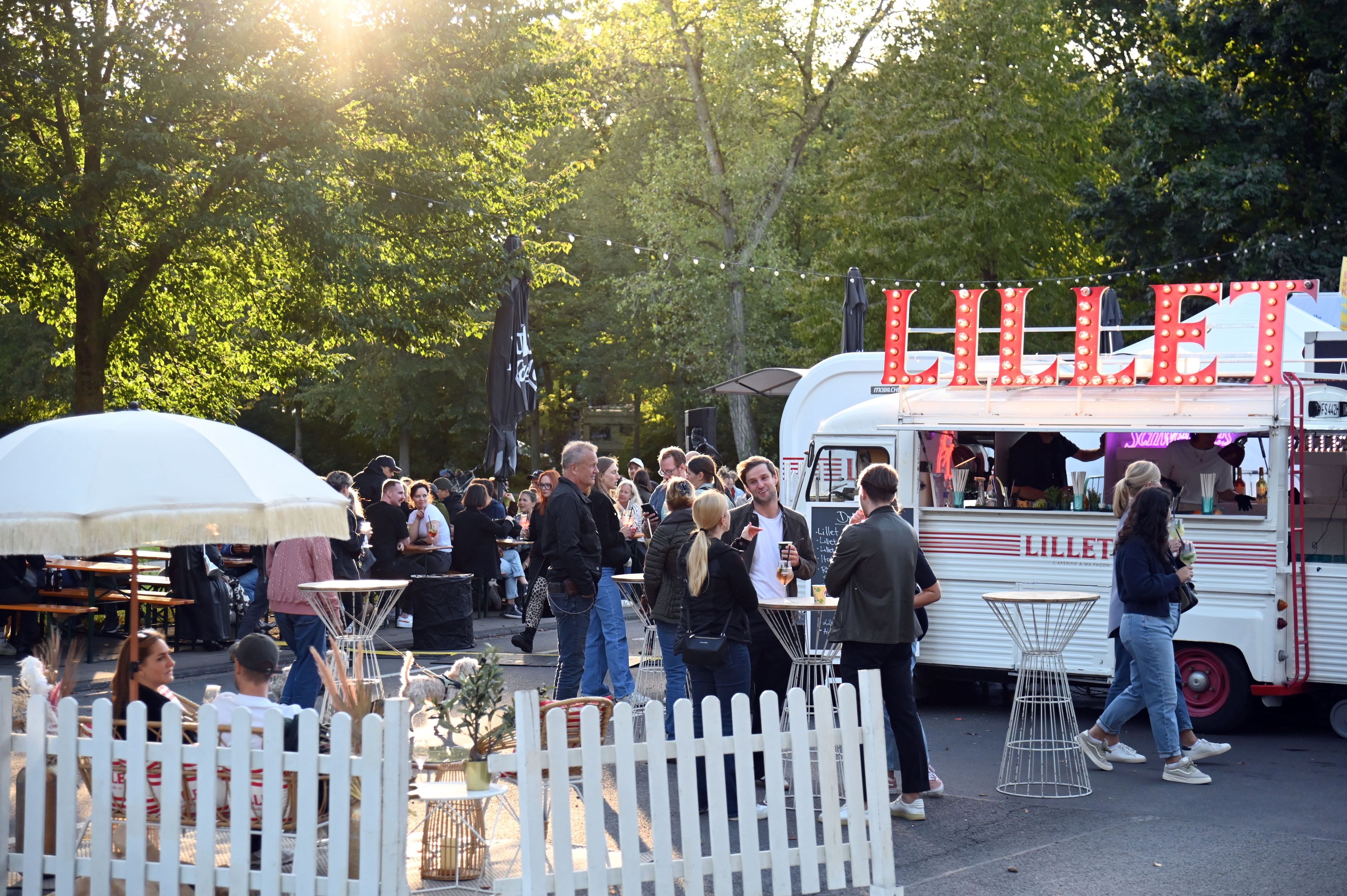 Der Apéro Markt auf der Vogelsanger Straße im September 2025