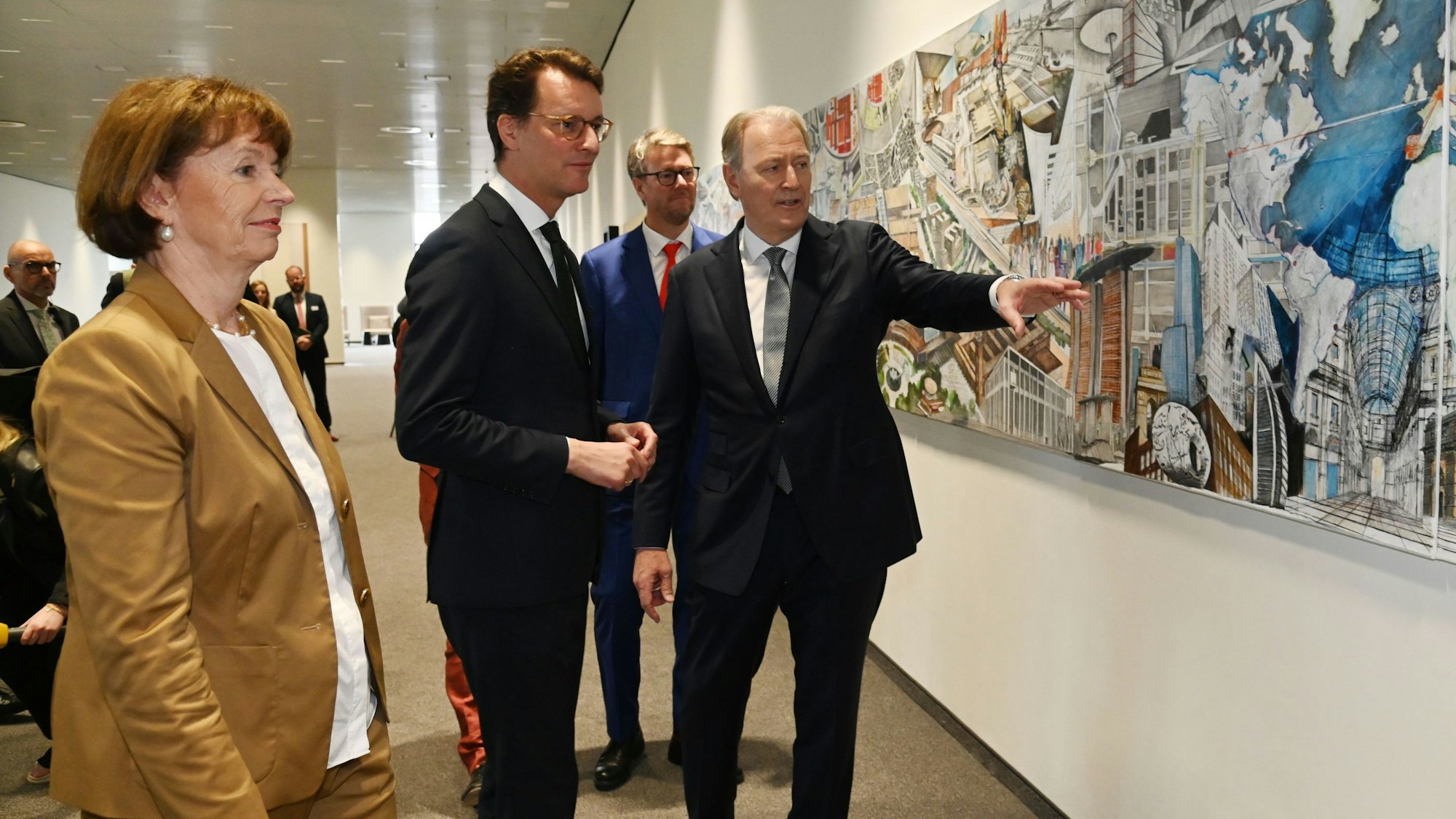 Beim Festakt 100 Jahre Kölner Messe und Eröffnung des Confex sind OB Reker, Hendrik Wüst und Gerald Böse zu sehen.