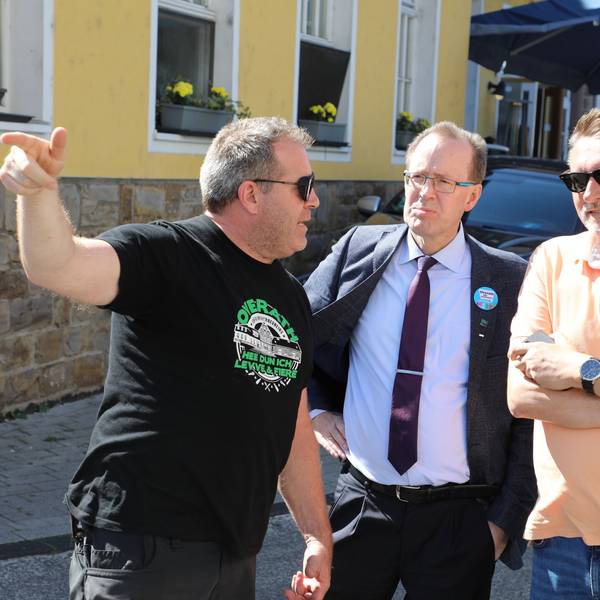Die Stichwahlkandidaten Hans Schlömer (Mitte) und Michael Eyer lassen sich auf dem Overather Stadtfest den Notausgang zeigen.