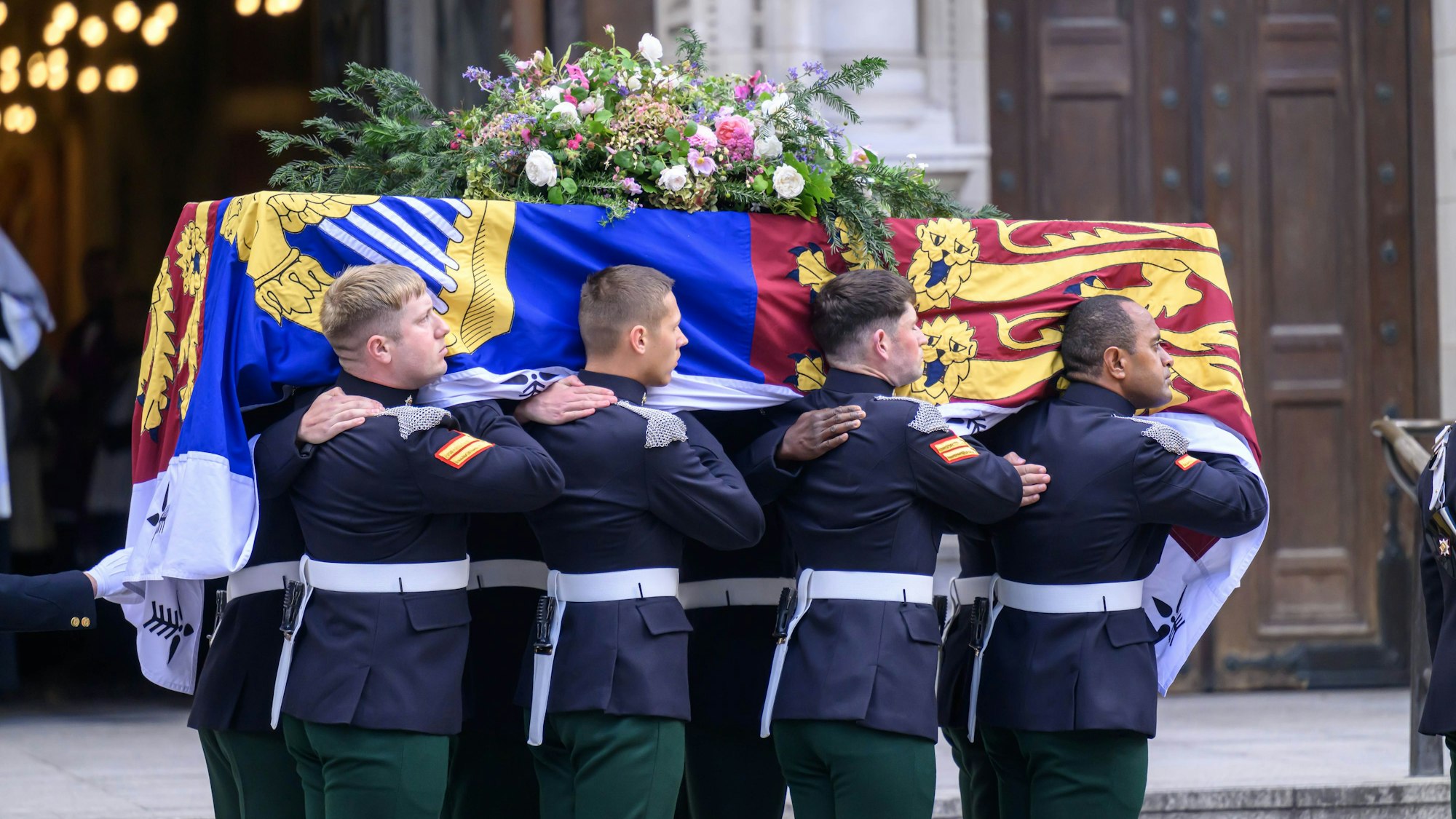 Der Sarg der Herzogin von Kent trifft vor ihrer Beerdigung in der Westminster Cathedral im Zentrum Londons ein.