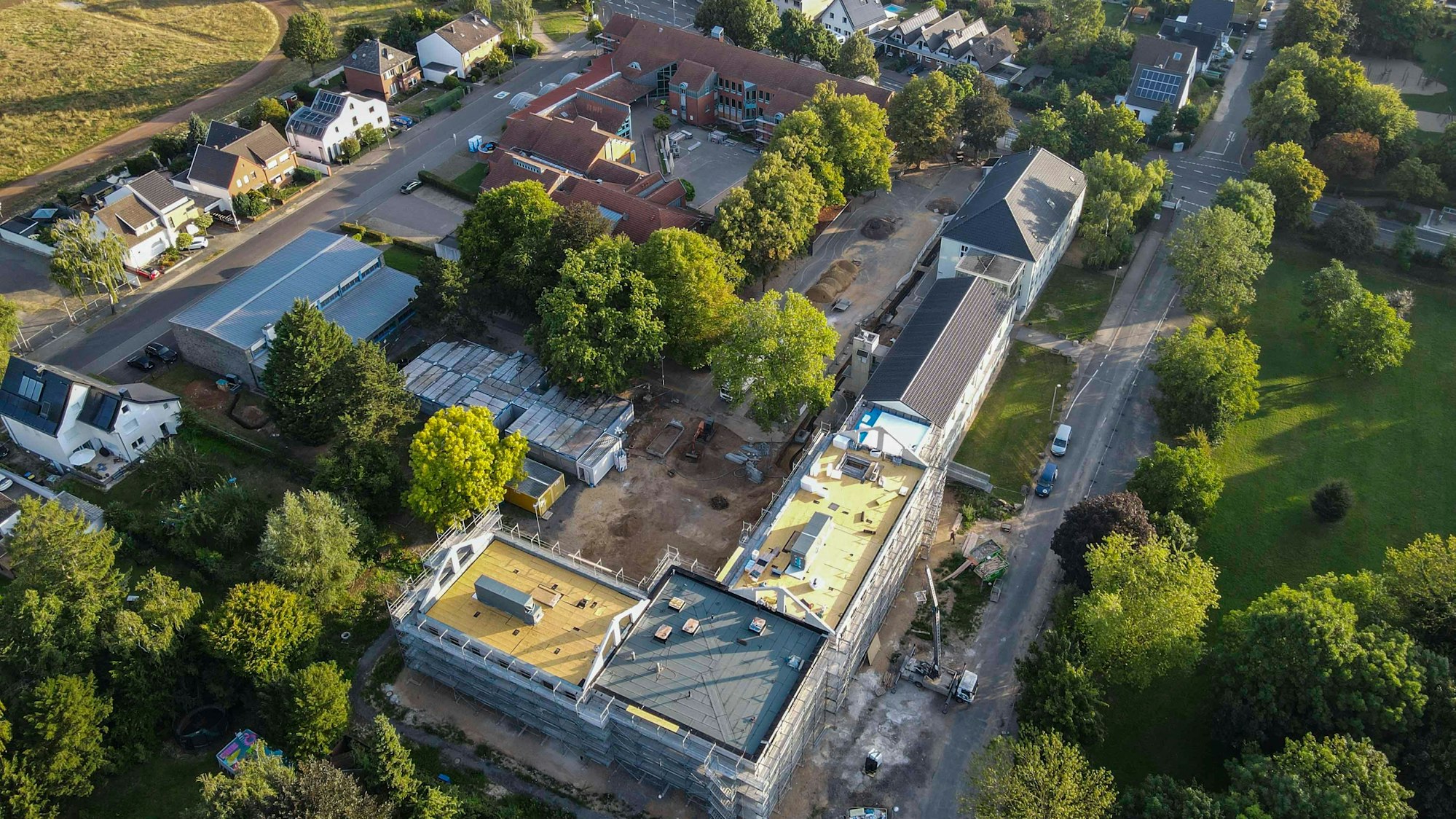 Das Bild zeigt den Komplex der Franziskusschule aus der Luft fotografiert.