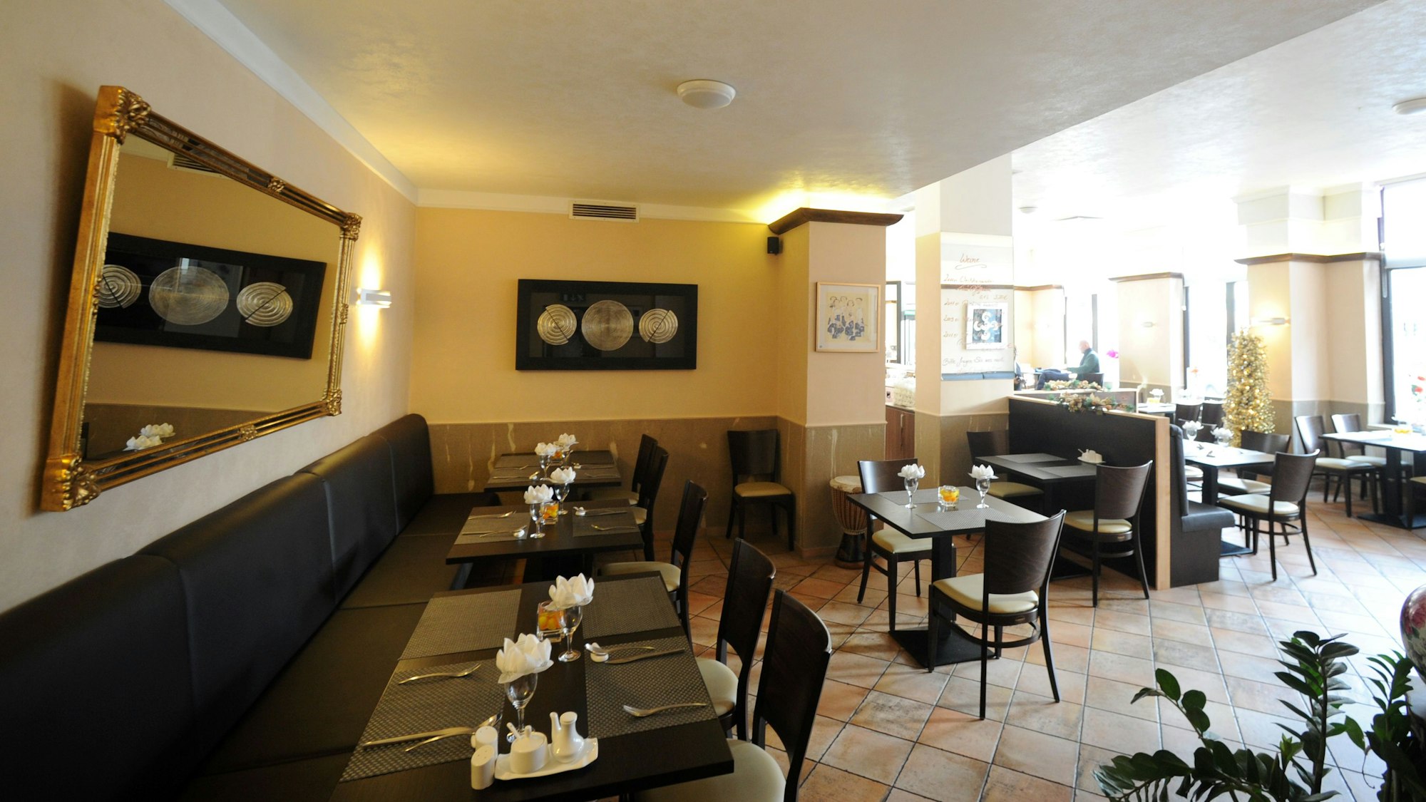 Die Einrichtung ist schlicht gehalten, es gibt wenig folklorische Dekoration im Restaurant Ginger. (Archivbild)