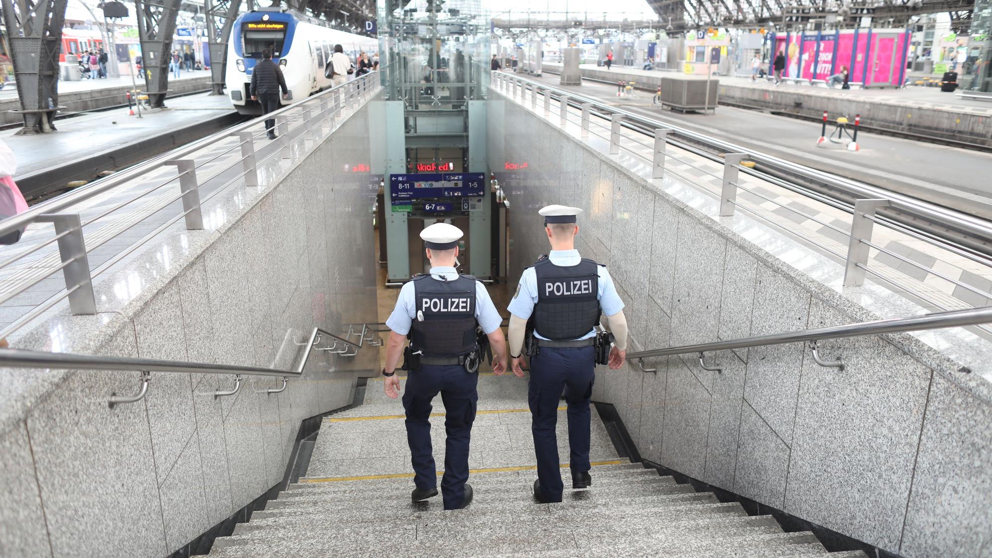 Zwei Bundespolizisten gehen im Kölner Hauptbahnhof eine Treppe hinunter.