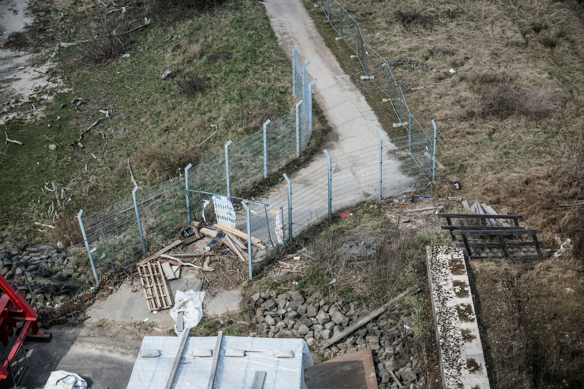 Der Radweg aus Rheindorf endet vor der Autobahnbrücke.