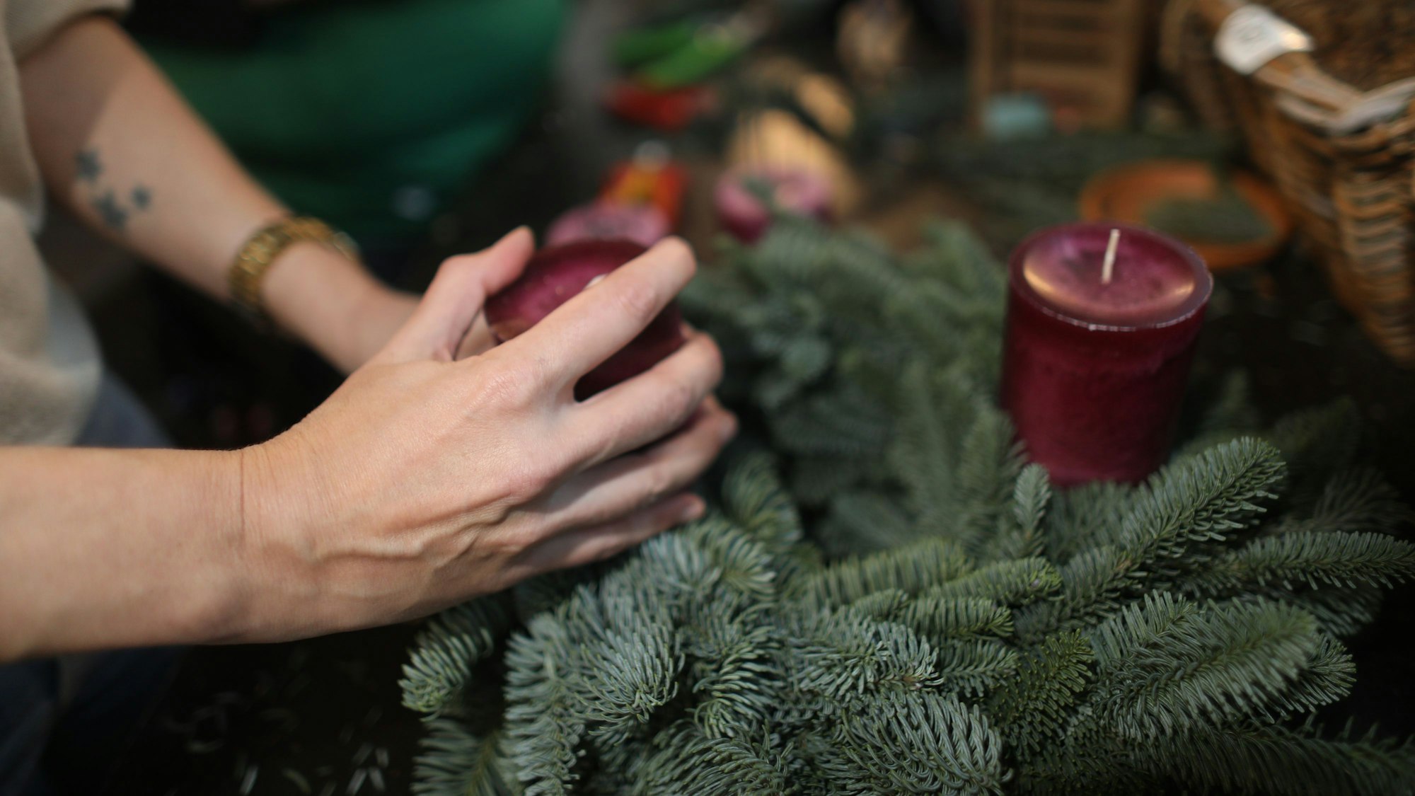 26.11.2024, Köln: Produktion einer Schritt-für-Schritt-Anleitung zum Binden eines Adventskranzes. KSTA Redakteurin Barbara Grofe im Selbstversuch. Foto: Arton Krasniqi