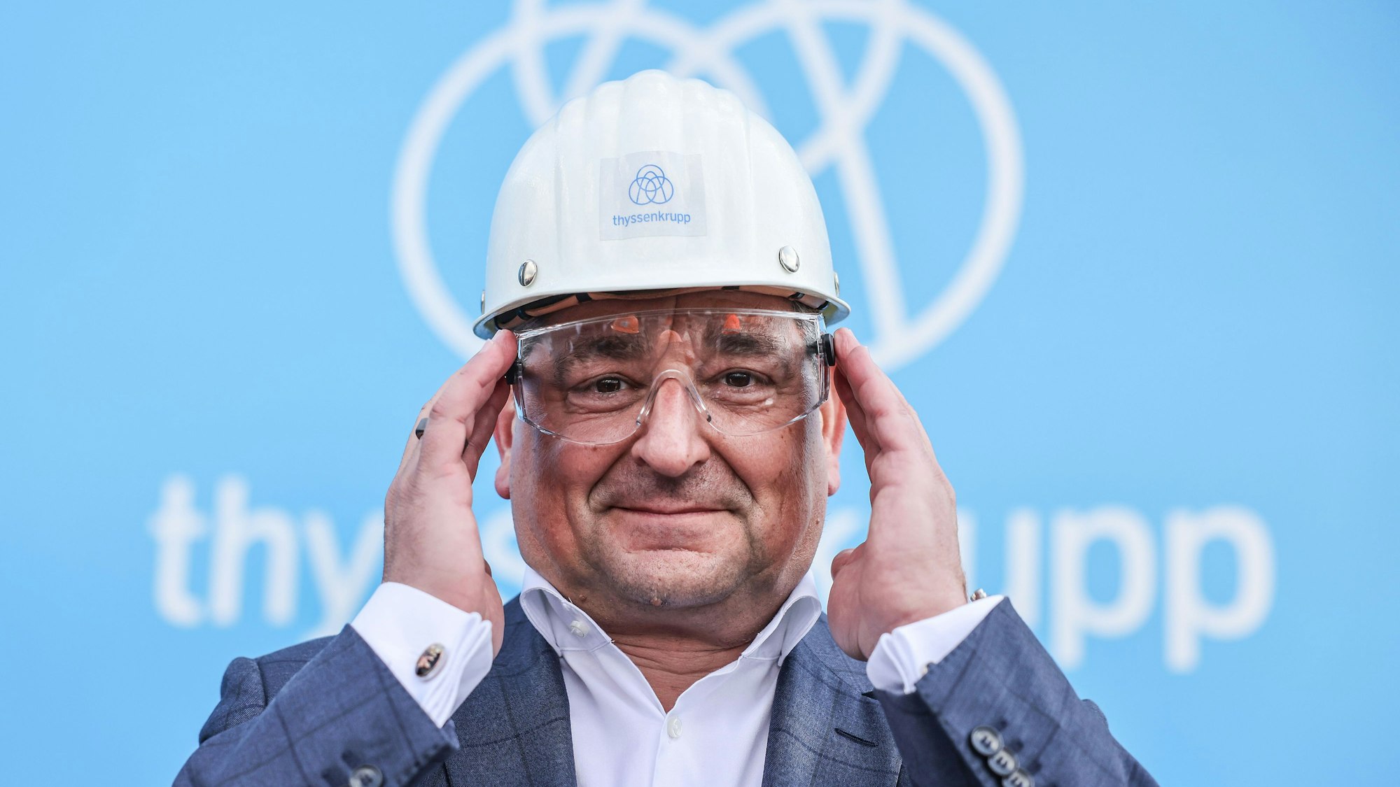 ARCHIV - 26.07.2023, Nordrhein-Westfalen, Duisburg: Miguel Ángel López Borrego, Vorstandsvorsitzender von ThyssenKrupp, steht vor dem Logo des Unternehmens. Der indische Stahlhersteller Jindal Steel International will nach Angaben von Thyssenkrupp die Stahlsparte kaufen. (zu dpa: «Thyssenkrupp: Indischer Konzern will Stahlsparte kaufen») Foto: Oliver Berg/dpa +++ dpa-Bildfunk +++