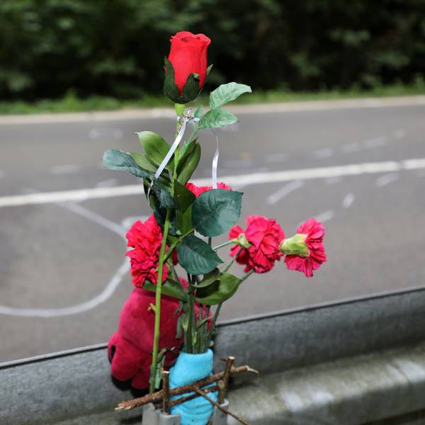 Blumen stecken an einer Leitplanke, vor der am 16. August ein Auto verunglückte, in dem vier Menschen ums Leben kamen.