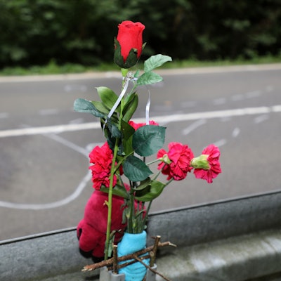 Blumen stecken an einer Leitplanke, vor der am 16. August ein Auto verunglückte, in dem vier Menschen ums Leben kamen.