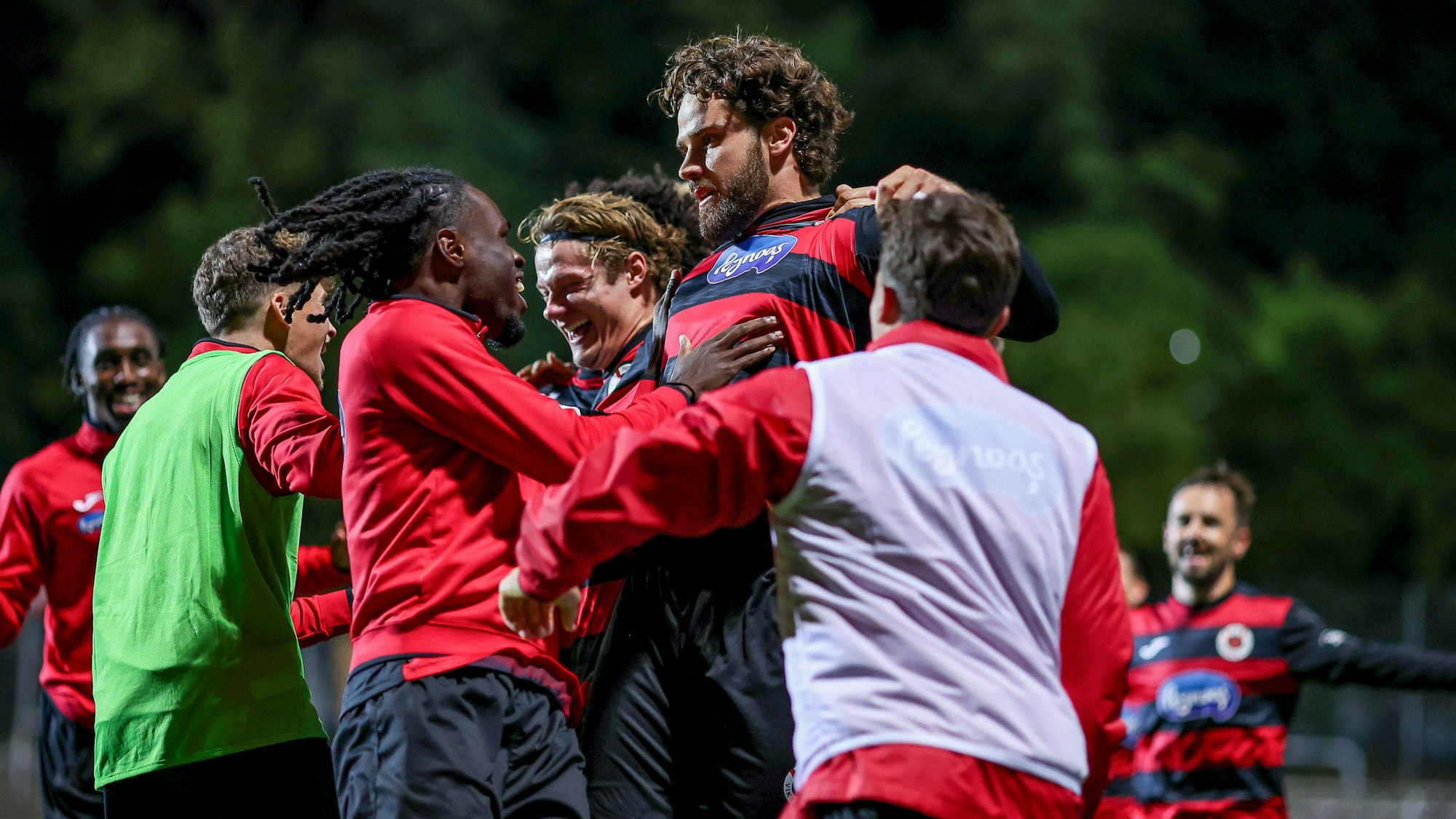 16.09.2025, Fußball, FC Viktoria Köln TSG 1899 Hoffenheim II, 3.Liga, Sportpark Höhenberg, Saison 2025 2026: Torjubel nach dem Tor zum 2:1 Elfmeter durch Torschütze Lex-Tyger Lobinger Viktoria Koeln 09 zusammen mit Tobias Eisenhuth Viktoria Koeln 06 und Benjamin Zank Viktoria Koeln 23 DFB regulations prohibit any use of photographs as image sequences and or quasi-video. Nordrhein-Westfalen Deutschland *** 16 09 2025, Football, FC Viktoria Köln TSG 1899 Hoffenheim II, 3 Liga, Sportpark Höhenberg, Saison 2025 2026 Goal celebration after the goal for the 2 1 penalty by scorer Lex Tyger Lobinger Viktoria Koeln 09 together with Tobias Eisenhuth Viktoria Koeln 06 and Benjamin Zank Viktoria Koeln 23 DFB regulations prohibit any use of photographs as image sequences and or quasi video Nordrhein Westfalen Germany