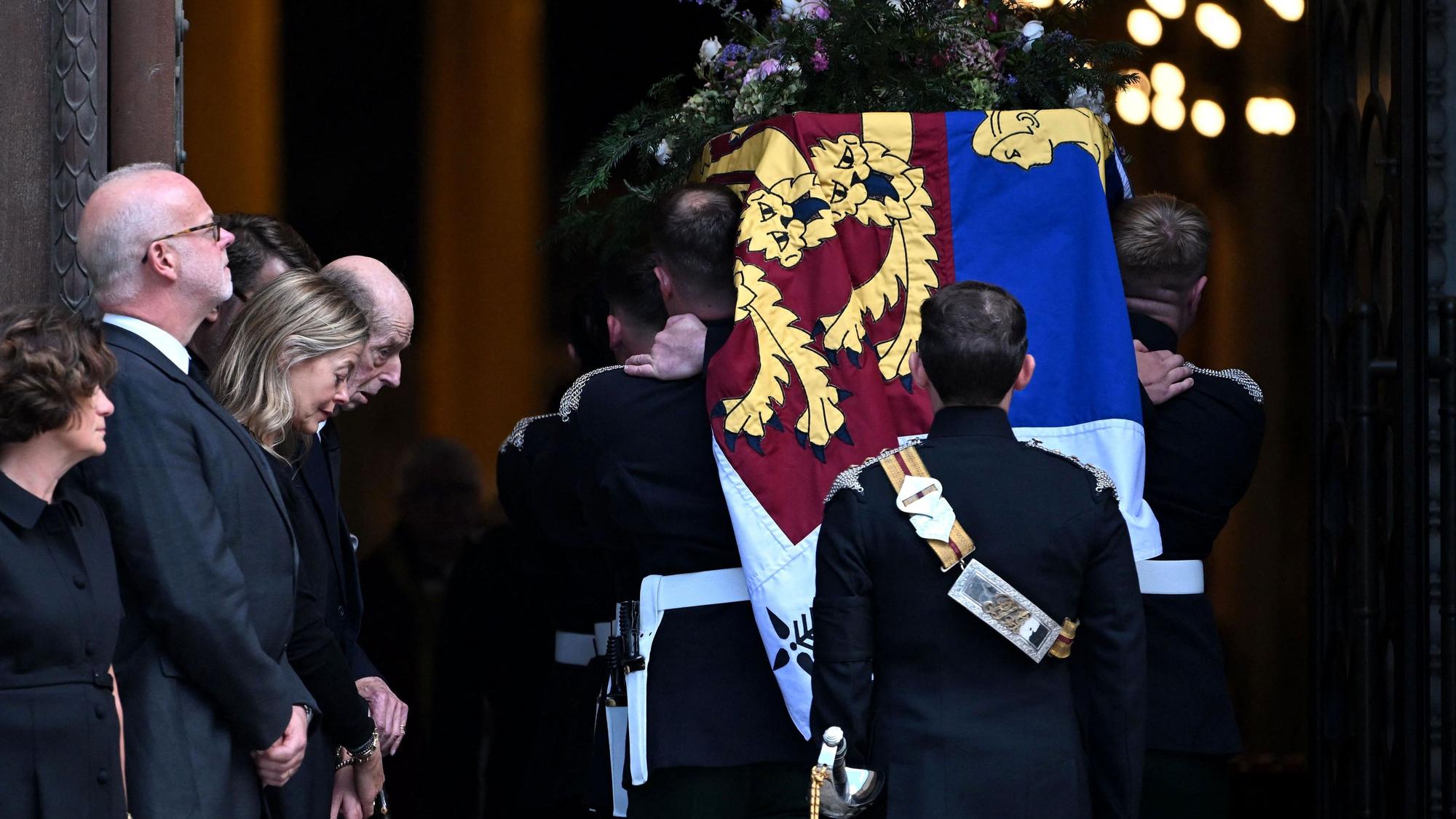 Prinz Edward, Herzog von Kent, sieht zu, wie der Sarg seiner Frau Katharine in die Westminster Cathedral getragen wird. Dort fand eine private Totenwache mit der engsten Familie statt.
