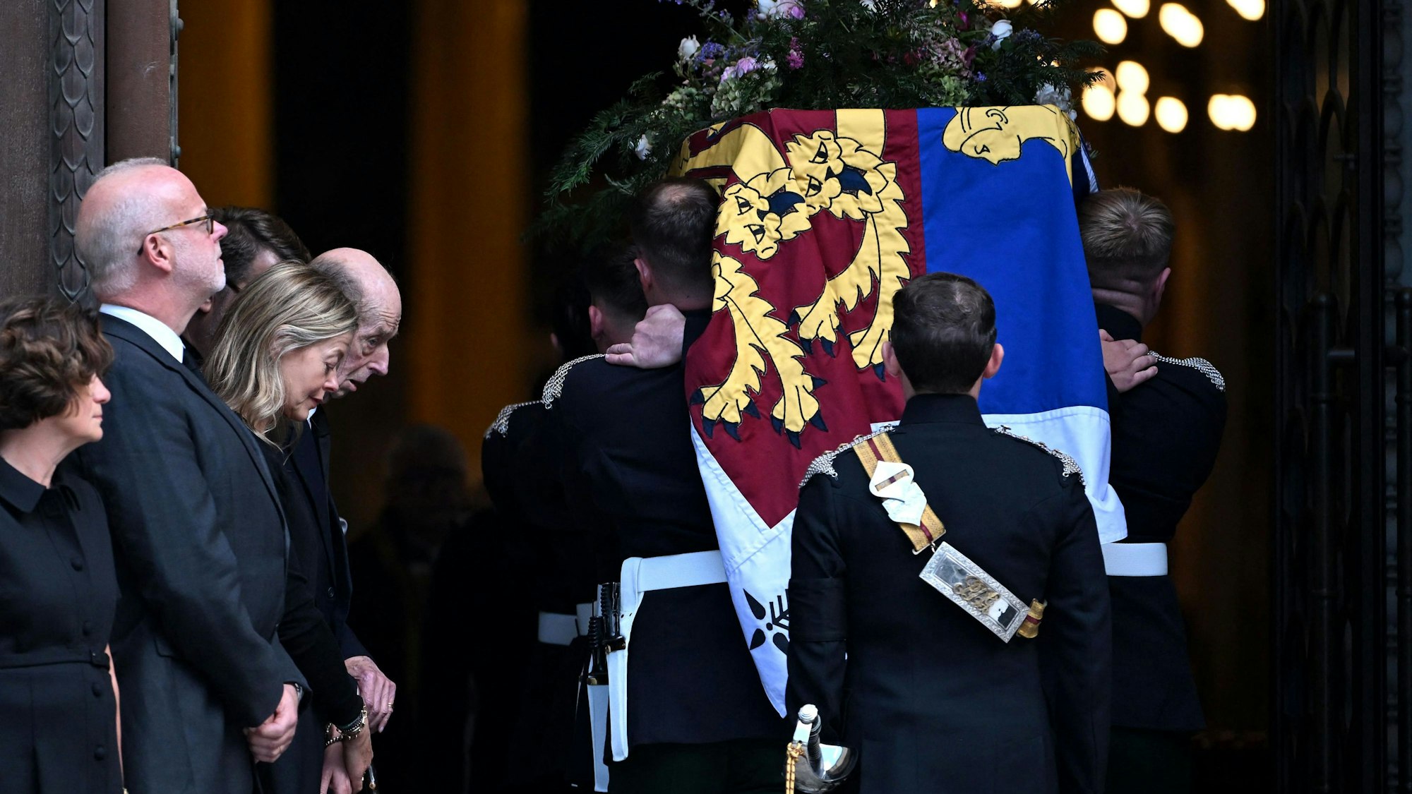 Prinz Edward, Herzog von Kent, sieht zu, wie der Sarg seiner Frau Katharine in die Westminster Cathedral getragen wird. Dort fand eine private Totenwache mit der engsten Familie statt.