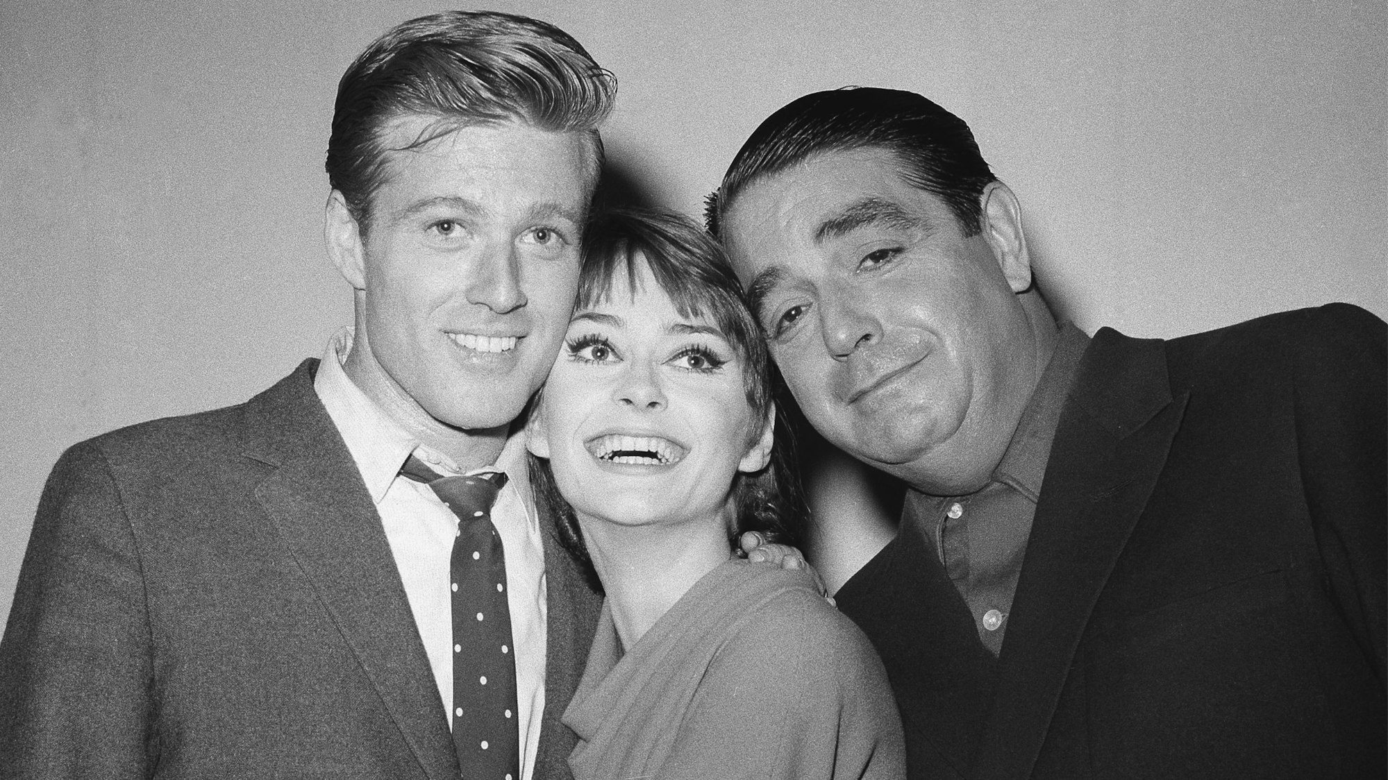 23.10.1963, USA, New York: Die Schauspieler (l-r) Robert Redford, Elizabeth Ashley und Kurt Kaznar erscheinen hinter der Bühne bei der Premiere ihres Komödienstücks "Barfuß im Park".