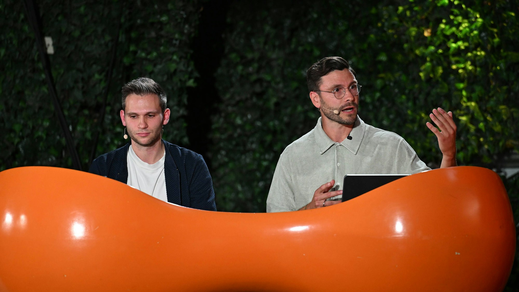 Jonas Hector und Fabian Köster stellen den Kandidaten Fragen.