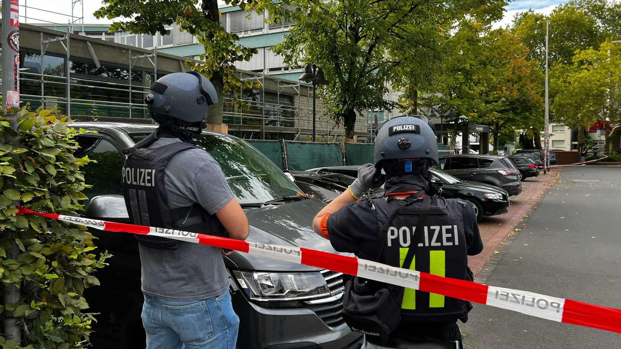 Die Polizei und Rettungskräfte im Einsatz am Landrat-Lucas-Gymnasium.