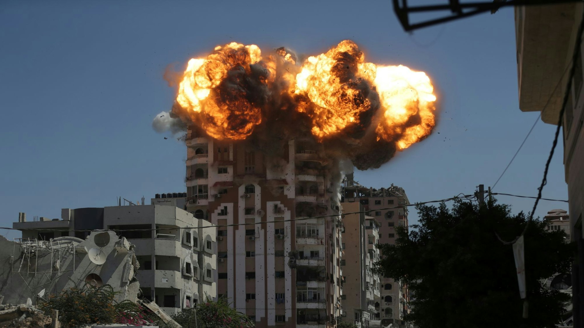 Ein Hochhaus im Gazastreifen explodiert. (Archivbild)