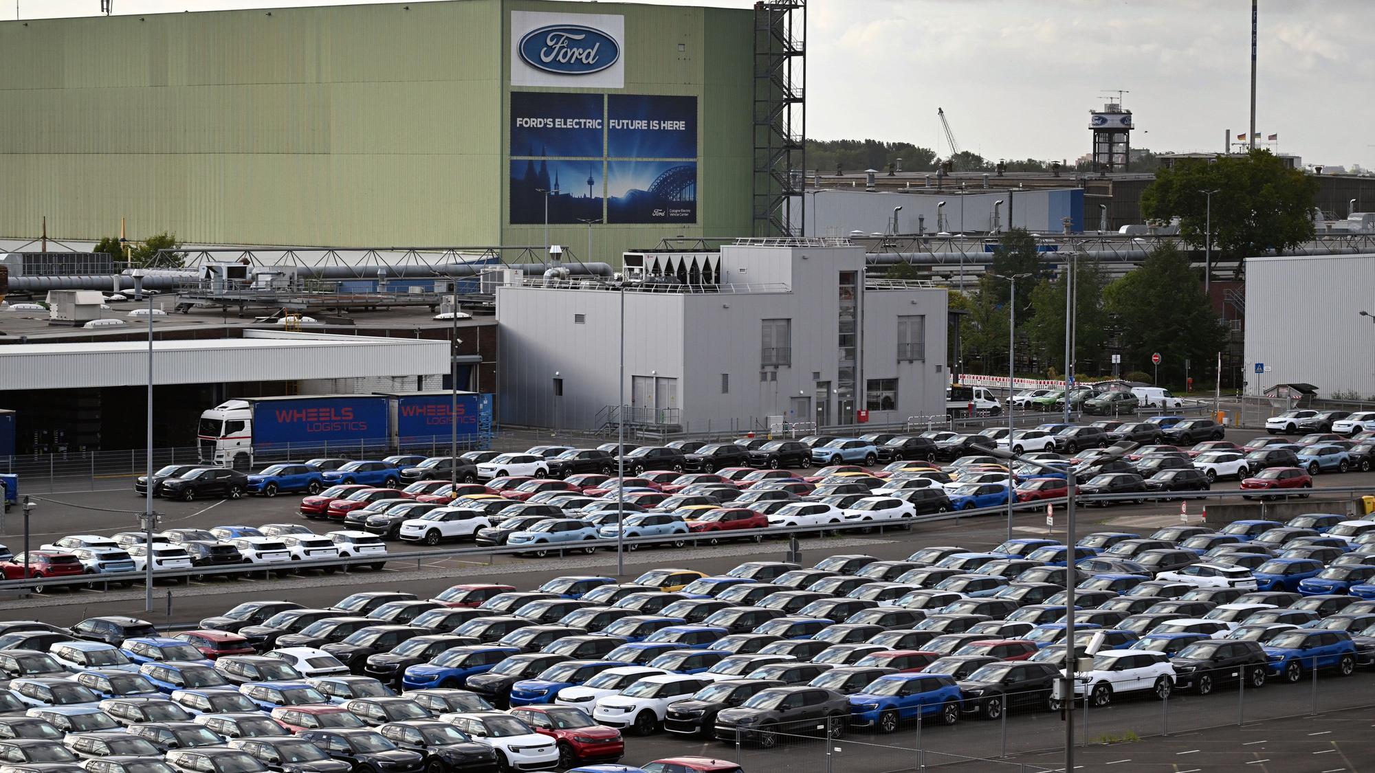 Fabrikneue Ford-Autos stehen zur Auslieferung bereit auf dem Gelände der Ford-Werke.