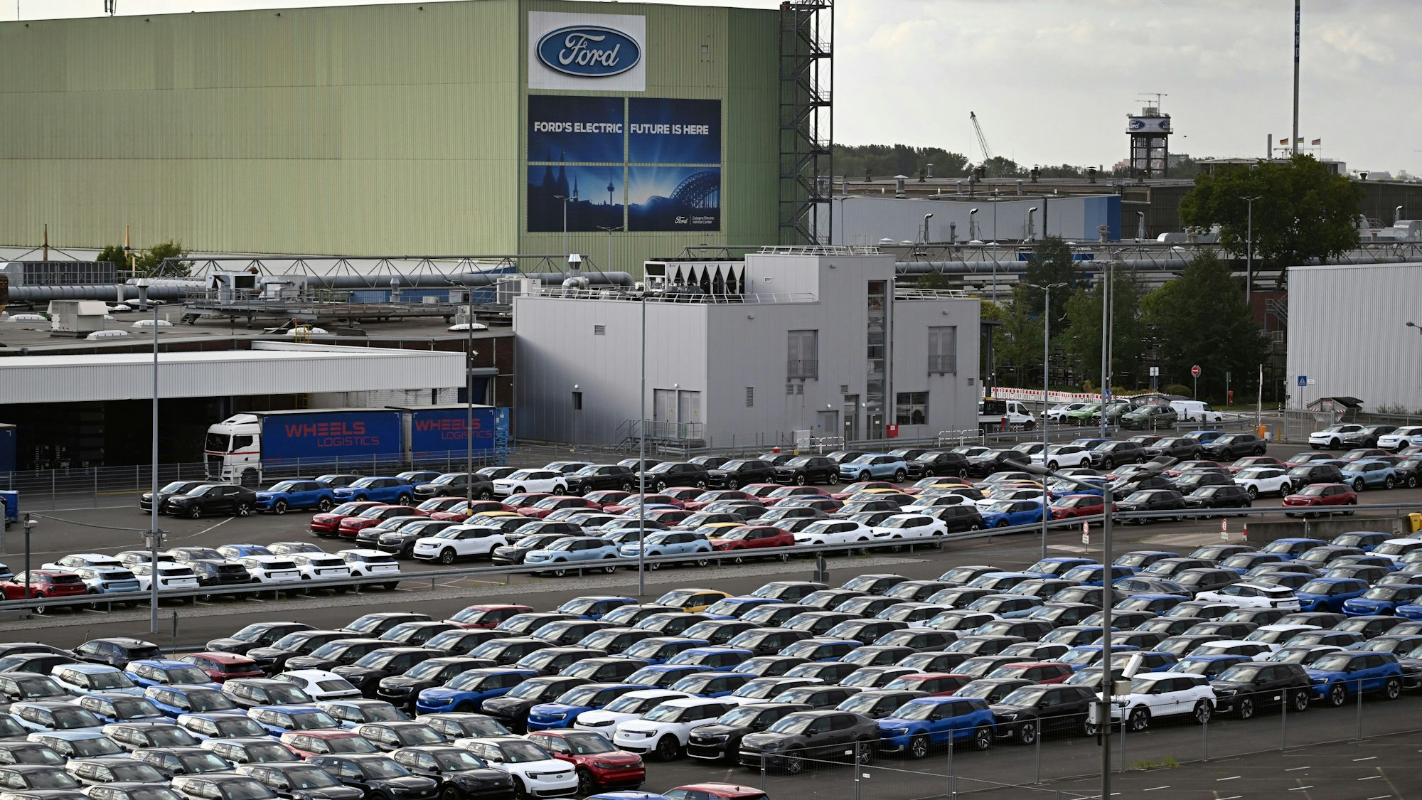 Fabrikneue Ford-Autos stehen zur Auslieferung bereit auf dem Gelände der Ford-Werke.