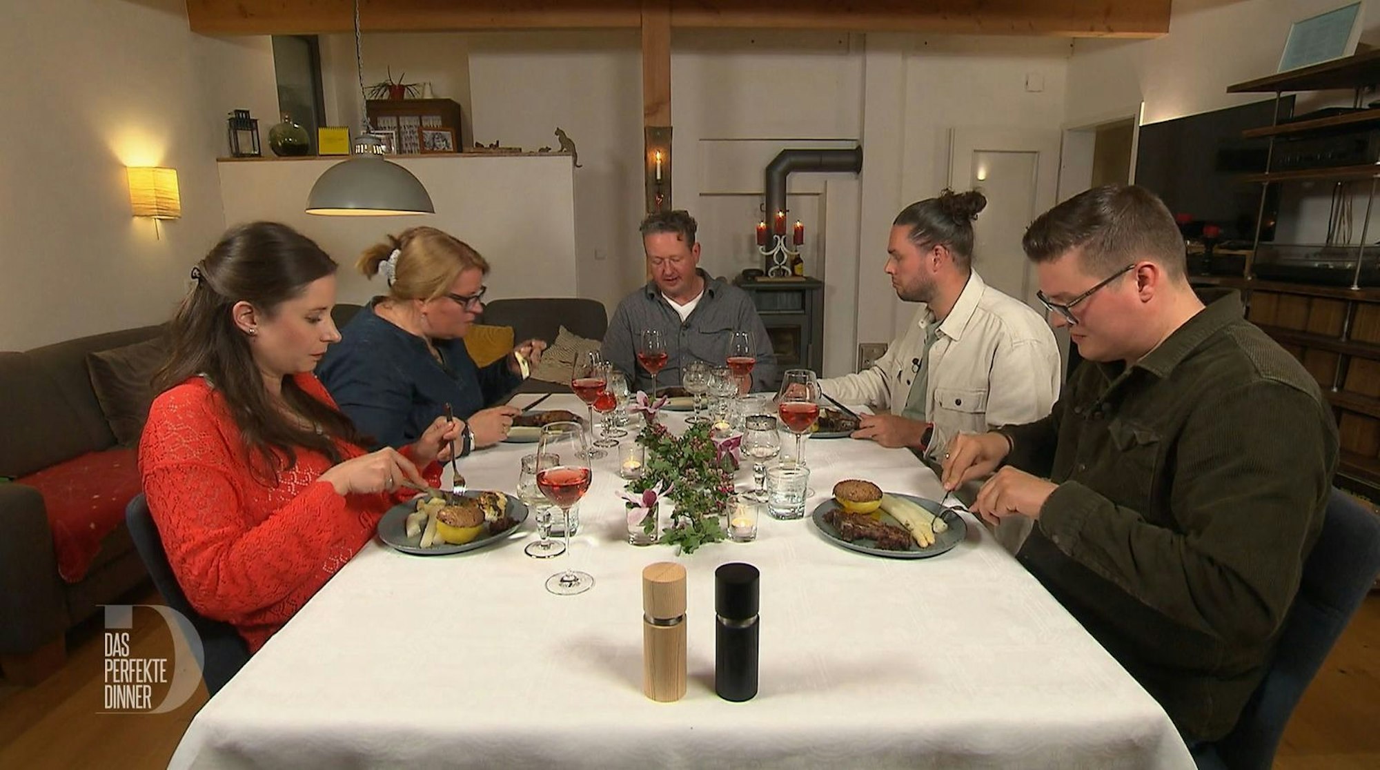An Tag 2 in und um Münster trifft sich die „Dinner“-Truppe bei Olli (Mitte) in Ostbevern. (Bild: RTL)