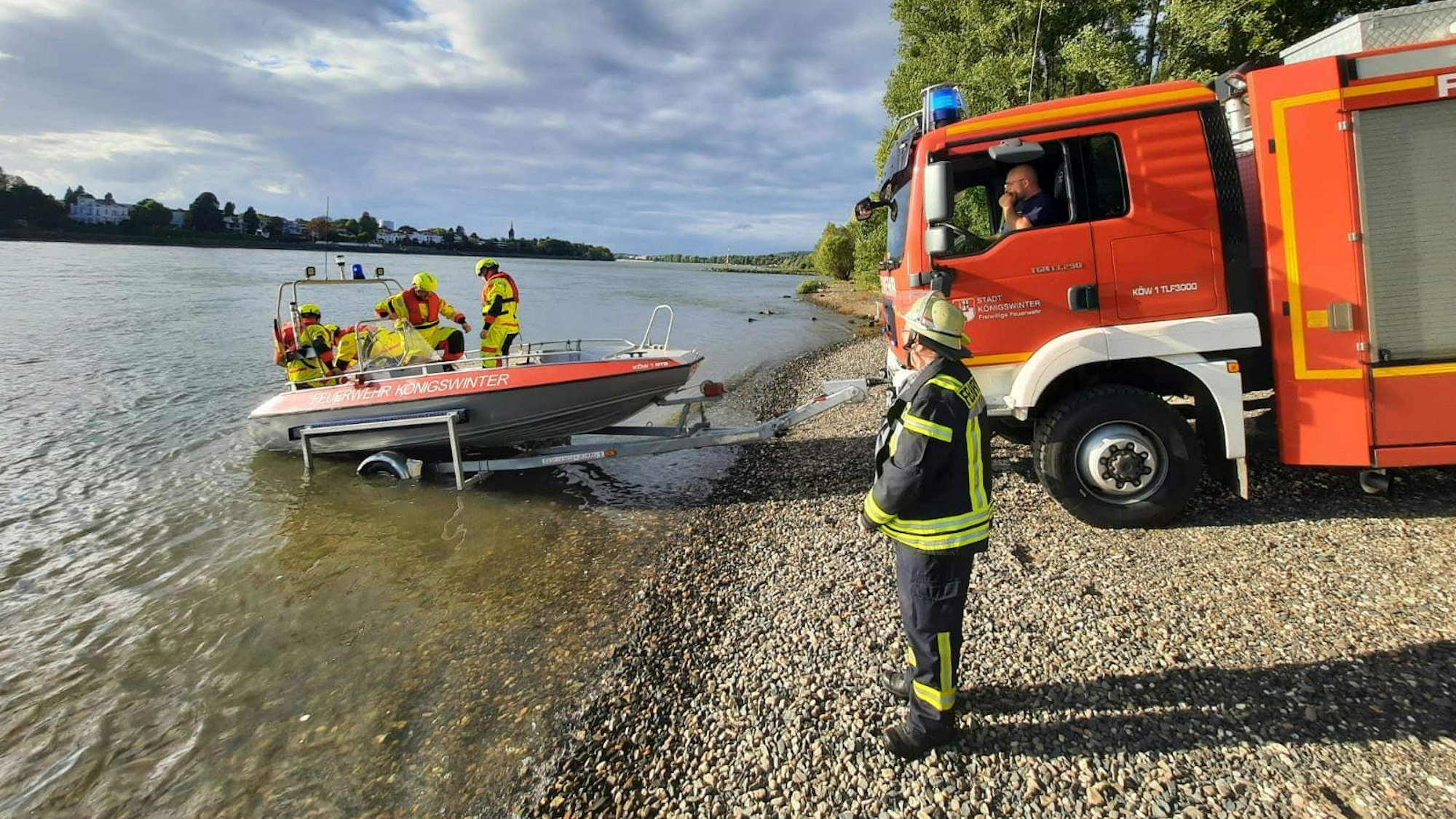 In Niederdollendorf vermissten Eltern ihr Kind und vermuteten, es könnte in den Rhein gefallen sein.