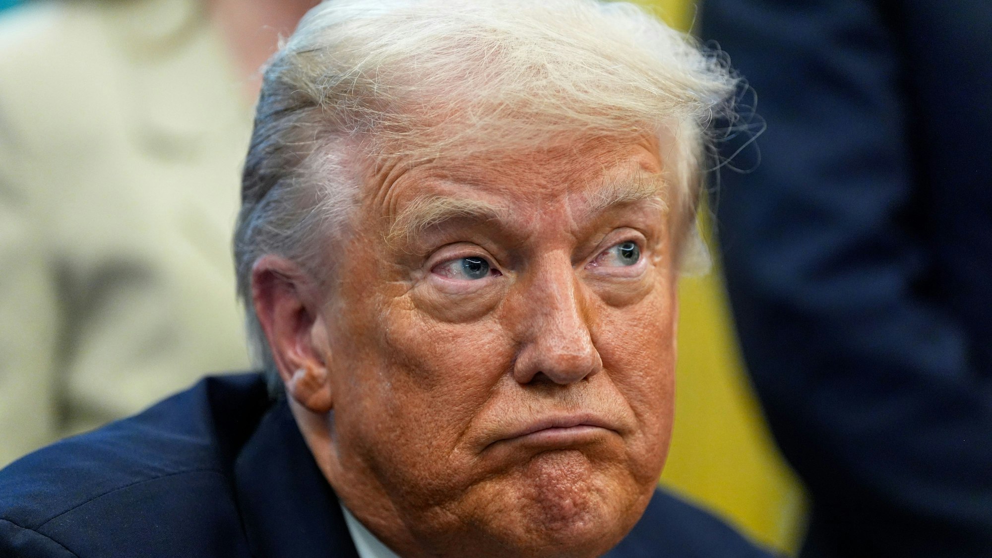 US-Präsident Donald Trump spricht nach dem Verlesen eines Memorandums mit dem Titel „Wiederherstellung von Recht und Ordnung in Memphis“ im Oval Office des Weißen Hauses.