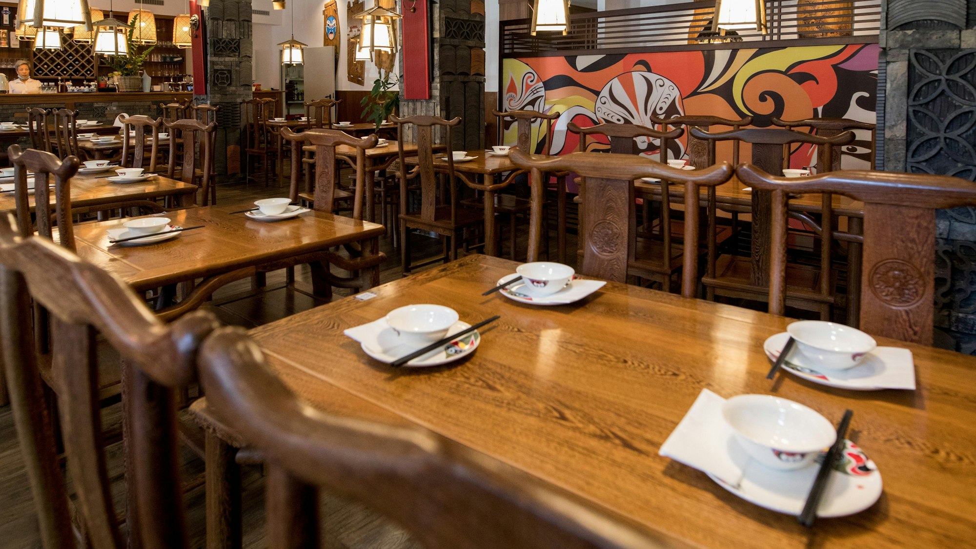 Das chinesische Restaurant Höfchen in Köln mit gemütlicher, leicht landestypischer Einrichtung aus Holz. (Archivbild 2022)